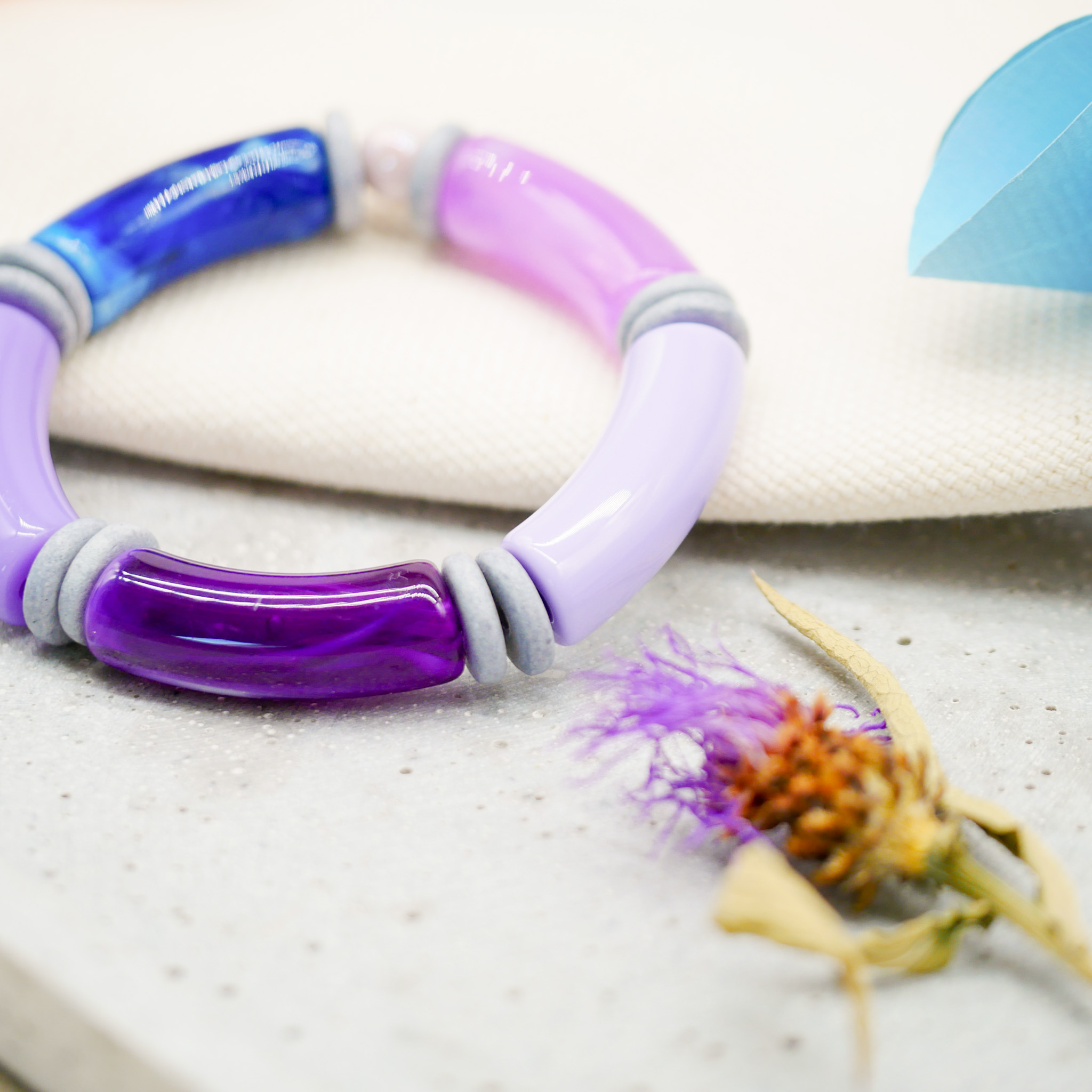 Armband "Tube" auf Gummi, gebogene Kunststoffelemente + Keramik, lila