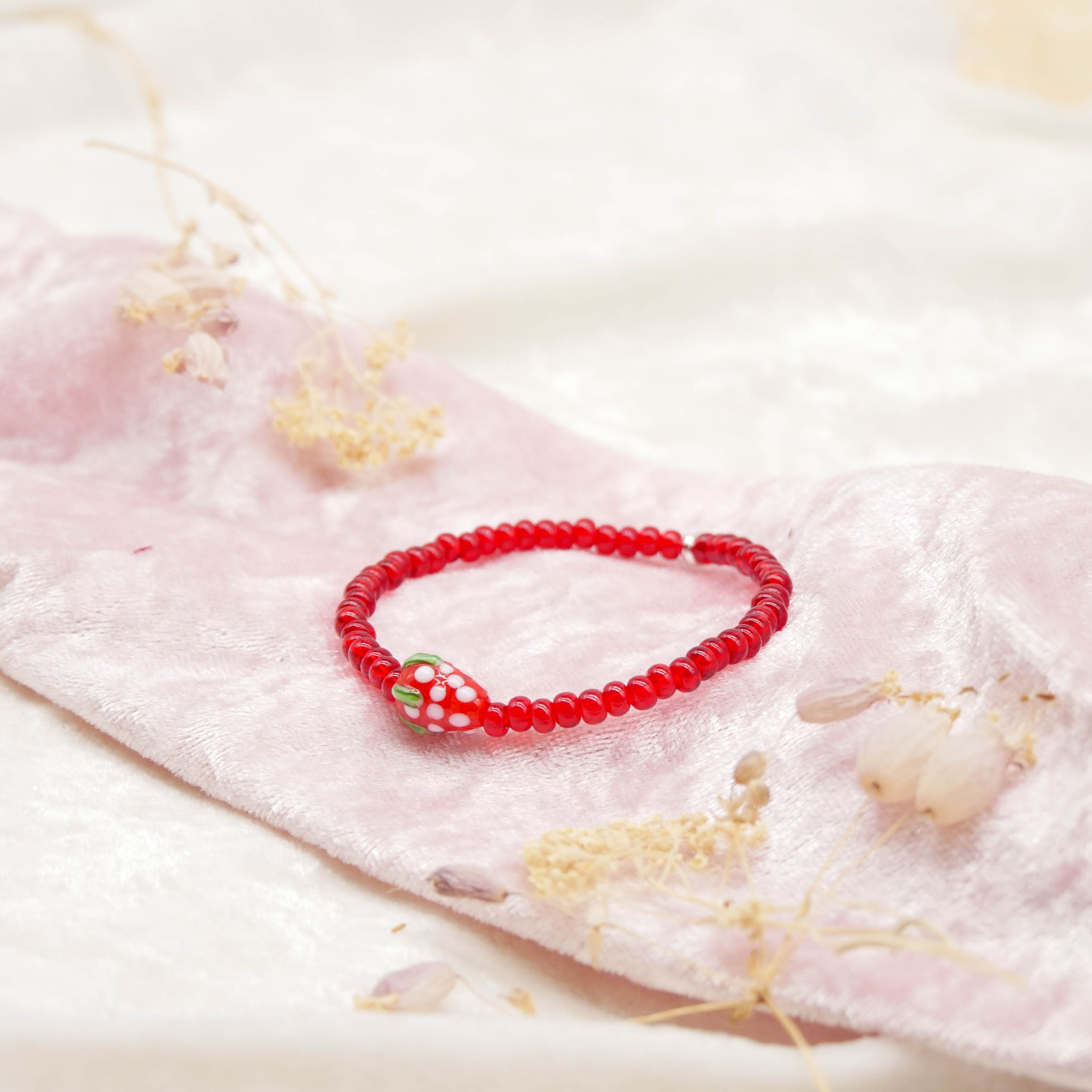 "Summer Feeling", Armband auf Gummi rote Glasperlen mit kleiner Erdbeere