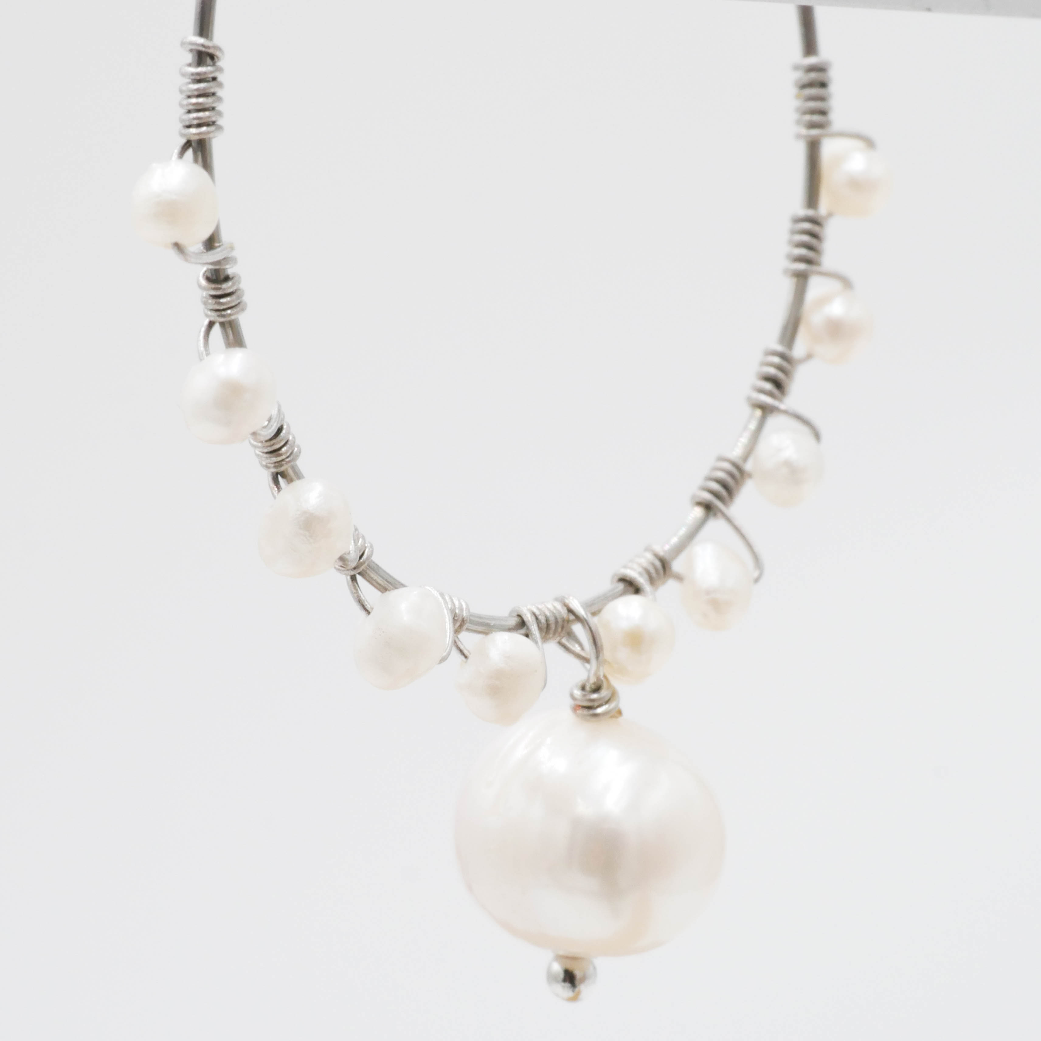 "Freshwater Pearls" Ohrring Creole, große und kleine Süßwasserperlen, versilbert