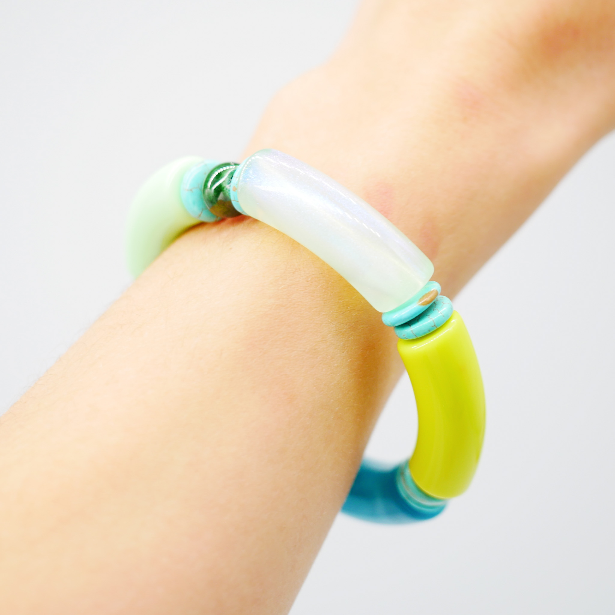 Armband "Tube" auf Gummi, gebogene Kunststoffelemente + Howite, grün