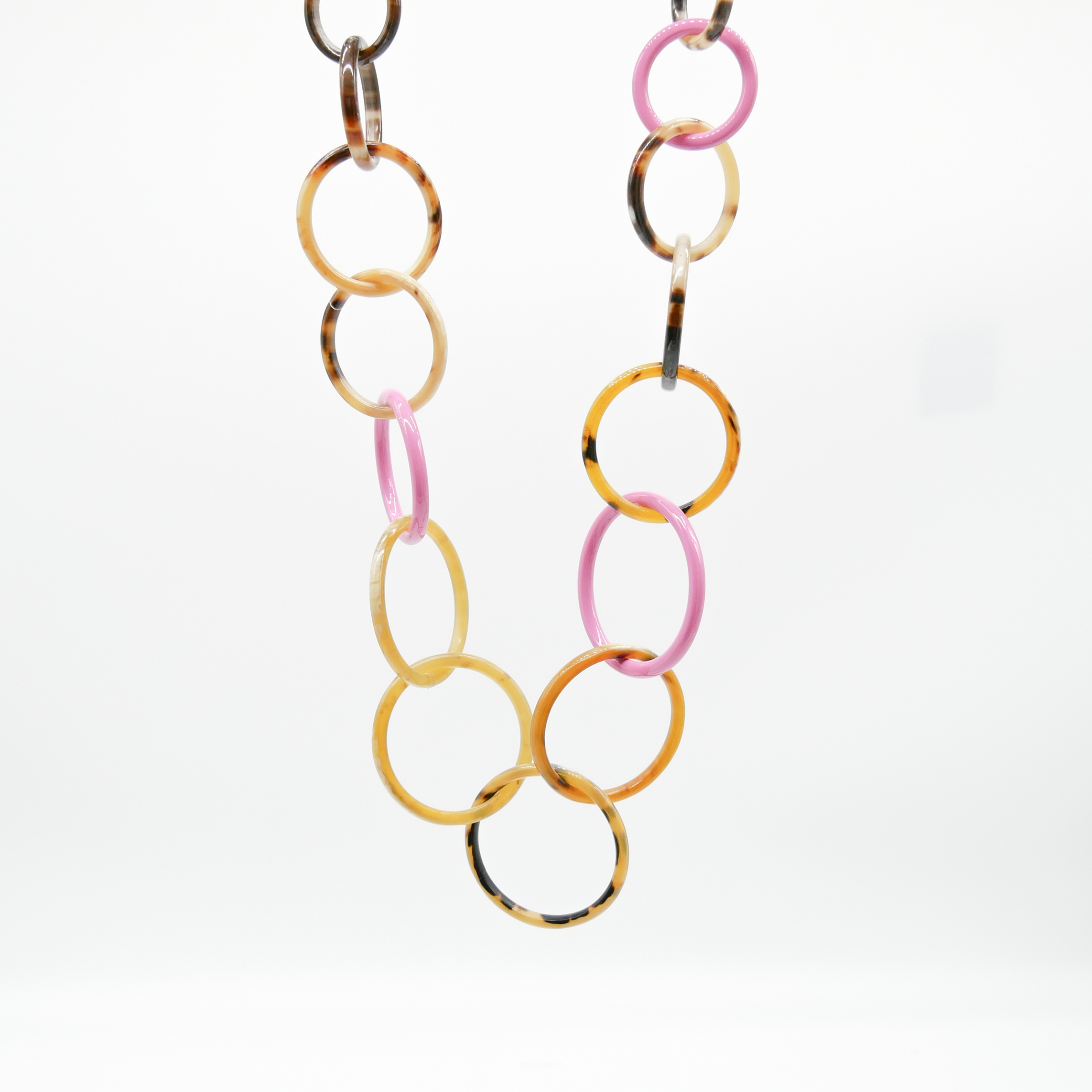 "Craft Art", Kette aus Ringen, braunes Horn, ca. 80cm mit lackierten Ringen pink