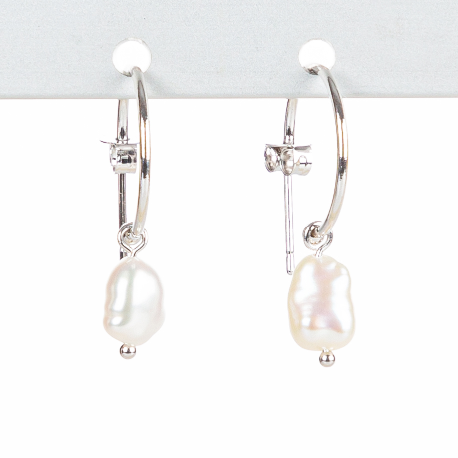 "Freshwater Pearls" Ohrring halbe Creole, barocke Süßwasserpele, versilbert