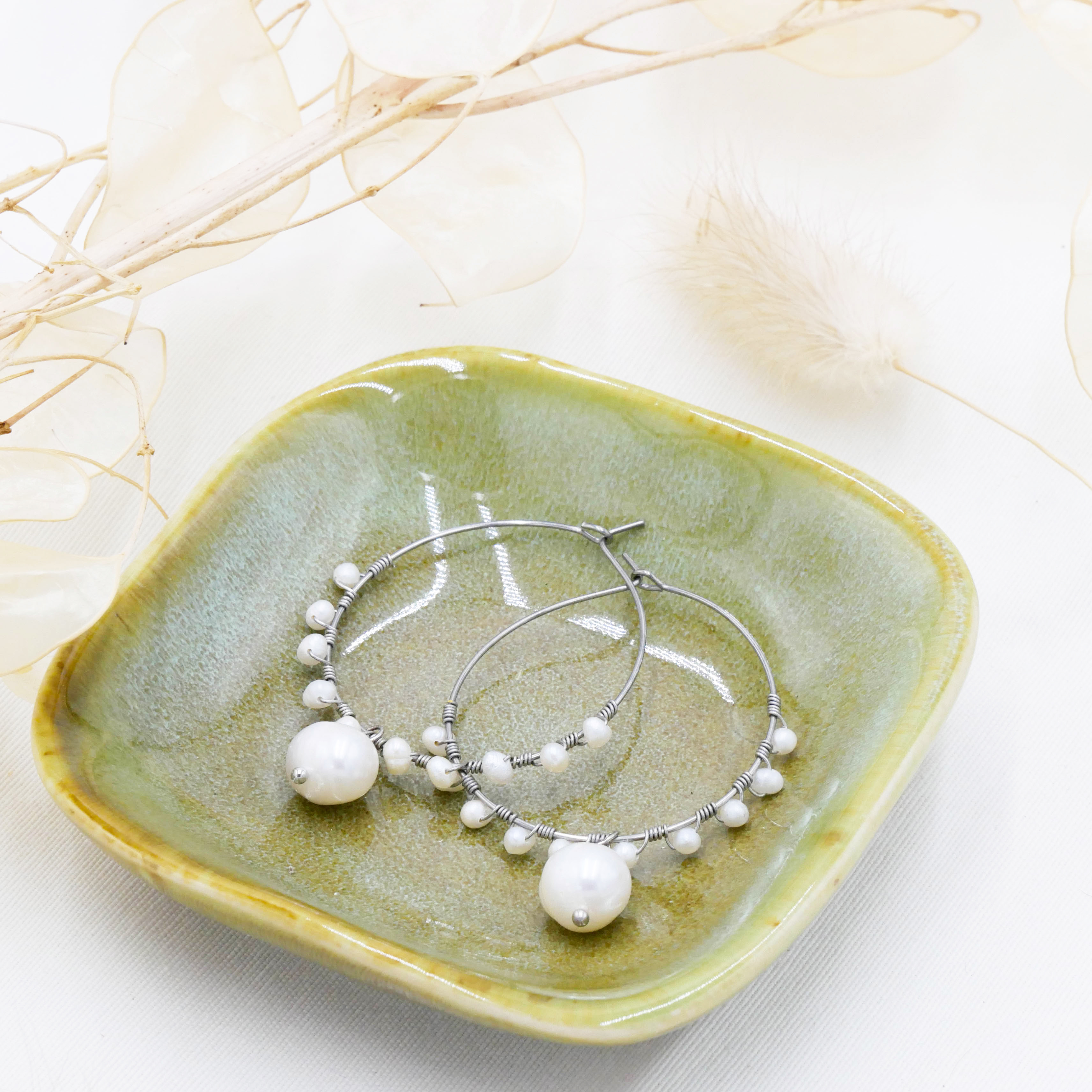 "Freshwater Pearls" Ohrring Creole, große und kleine Süßwasserperlen, versilbert