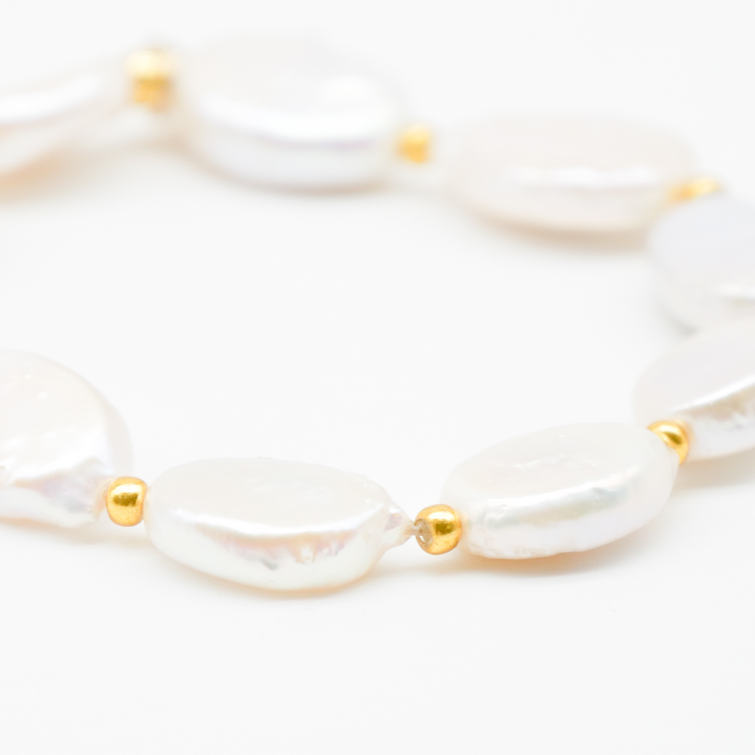 "Freshwater Pearls" - Armband auf Gummi, SWZ oval ca. 16 x 11 mm und goldfarbene Perlen