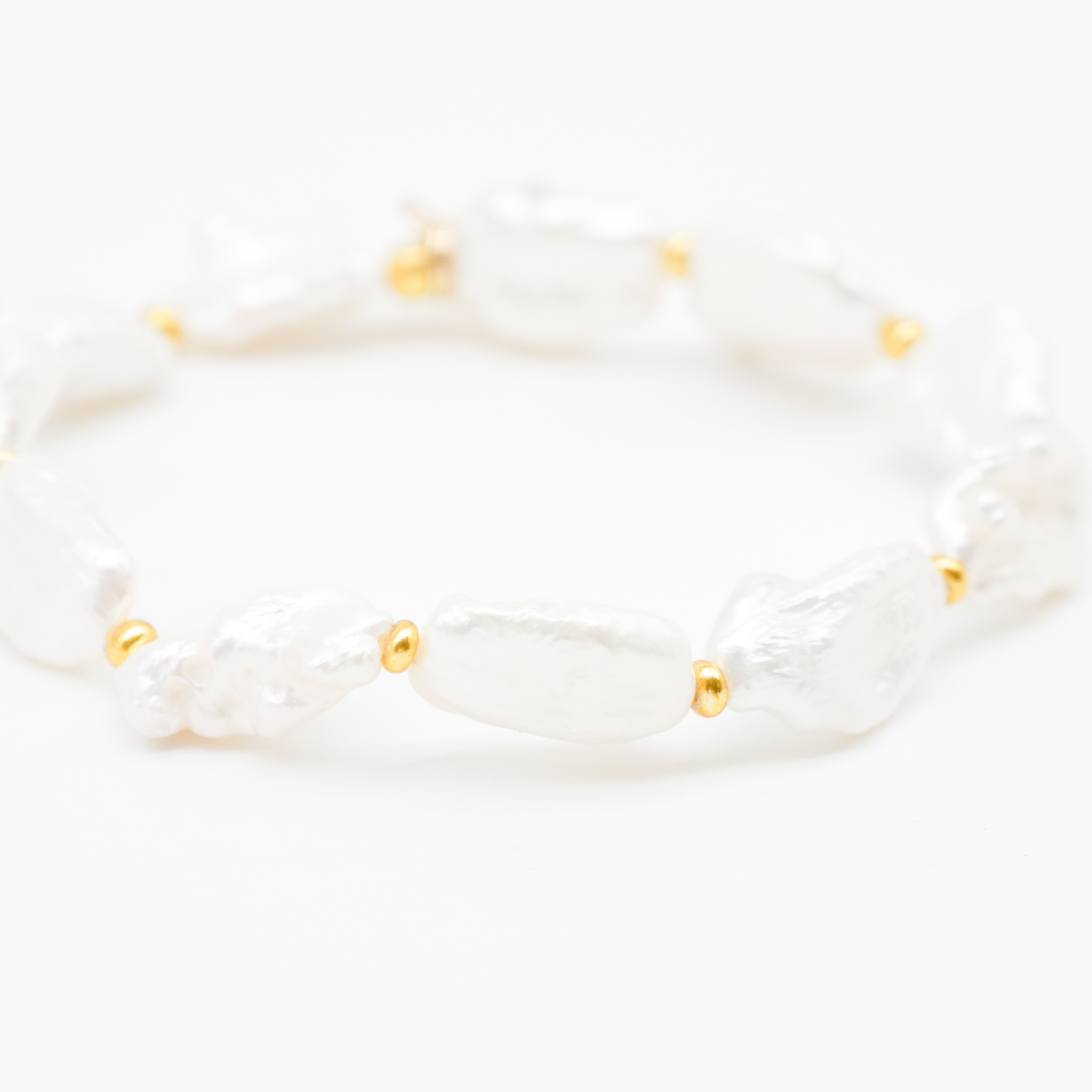 "Freshwater Pearls" - Armband auf Gummi Carock ca. 15 x 10 mm, goldfarbene Perlen