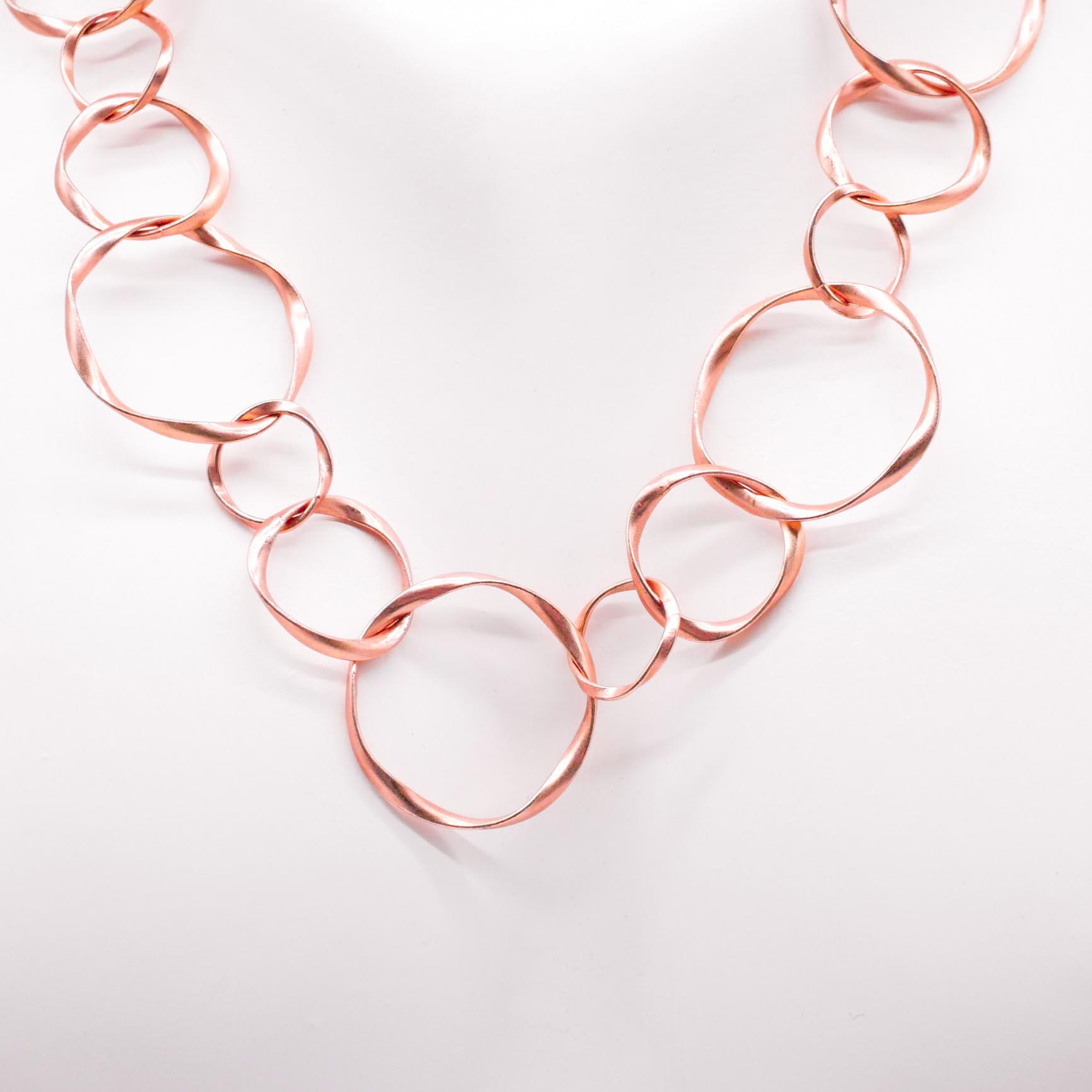 "Charmkette" Gliederkette mit großen gedrehten runden Gliedern, kurz, rosé-vergoldet ca. 60cm