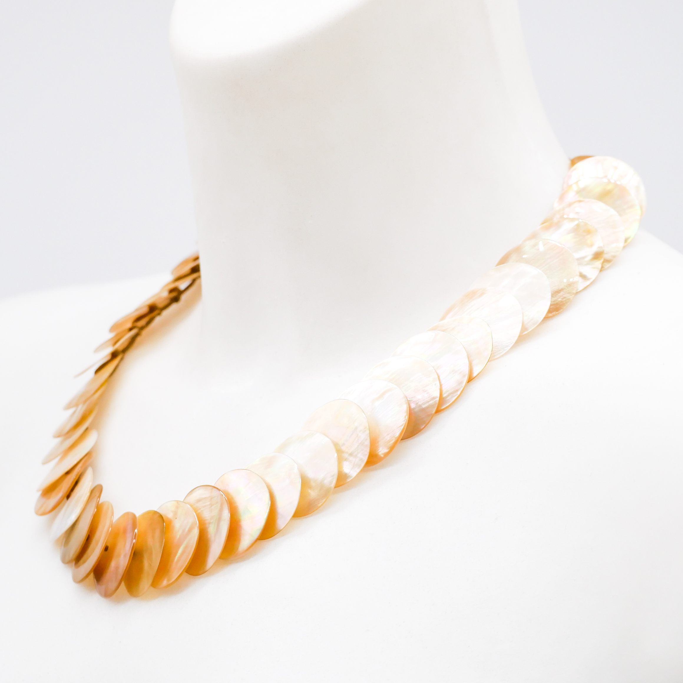 "Shell" Collier aus runden Muschelscheiben, Flügelauster