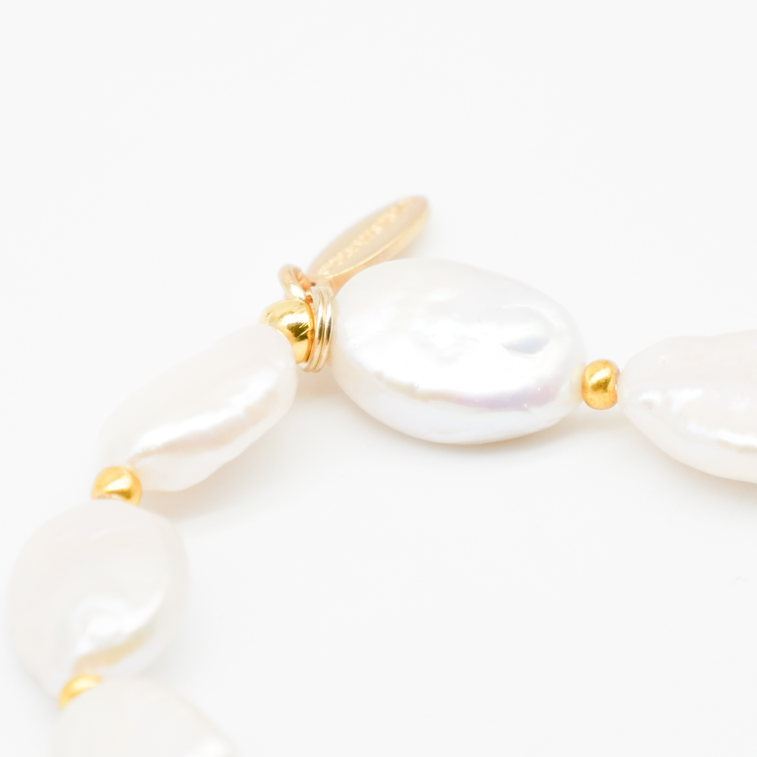 "Freshwater Pearls" - Armband auf Gummi, SWZ oval ca. 16 x 11 mm und goldfarbene Perlen