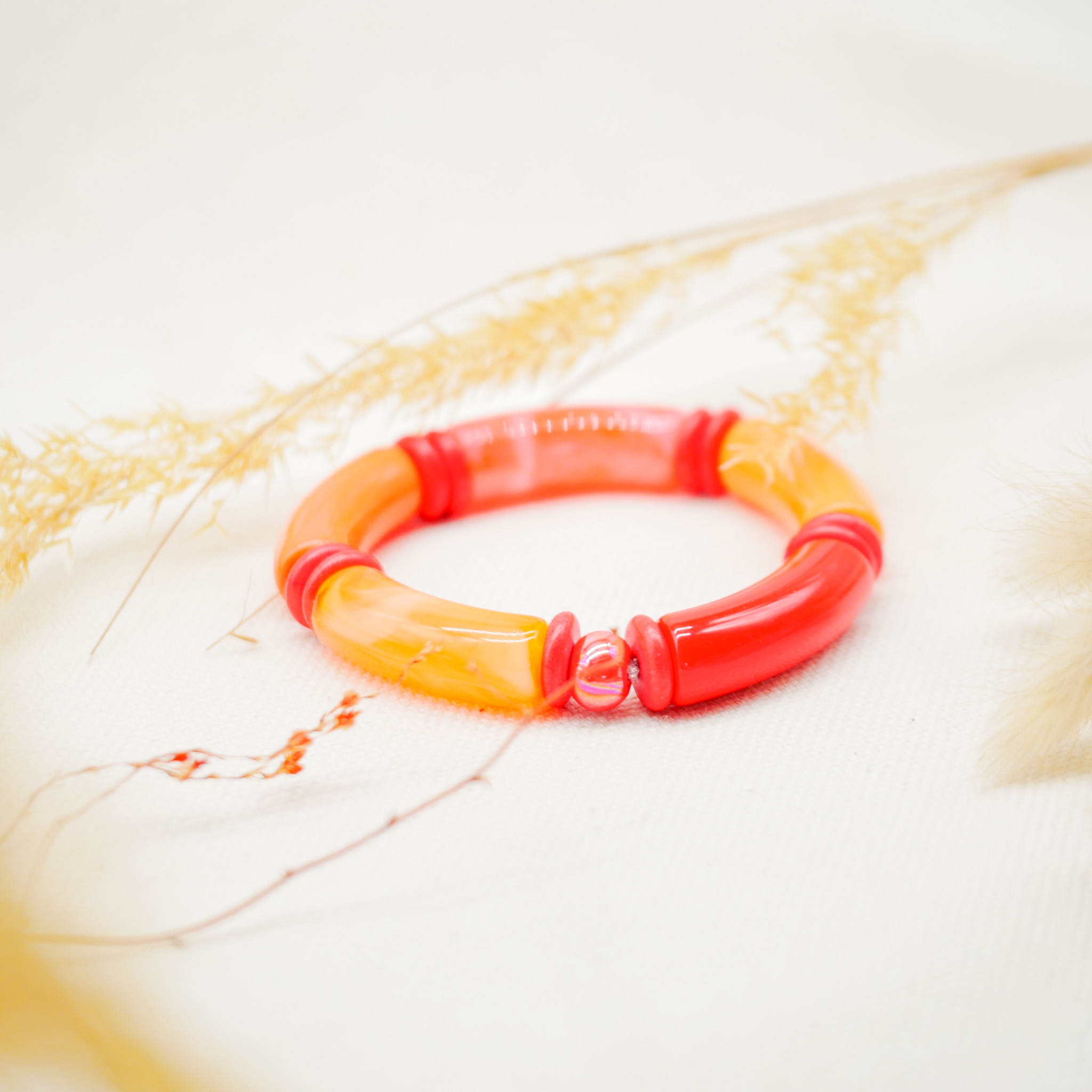 Armband "Tube" auf Gummi, gebogene Kunststoffelemente + Howite, orange