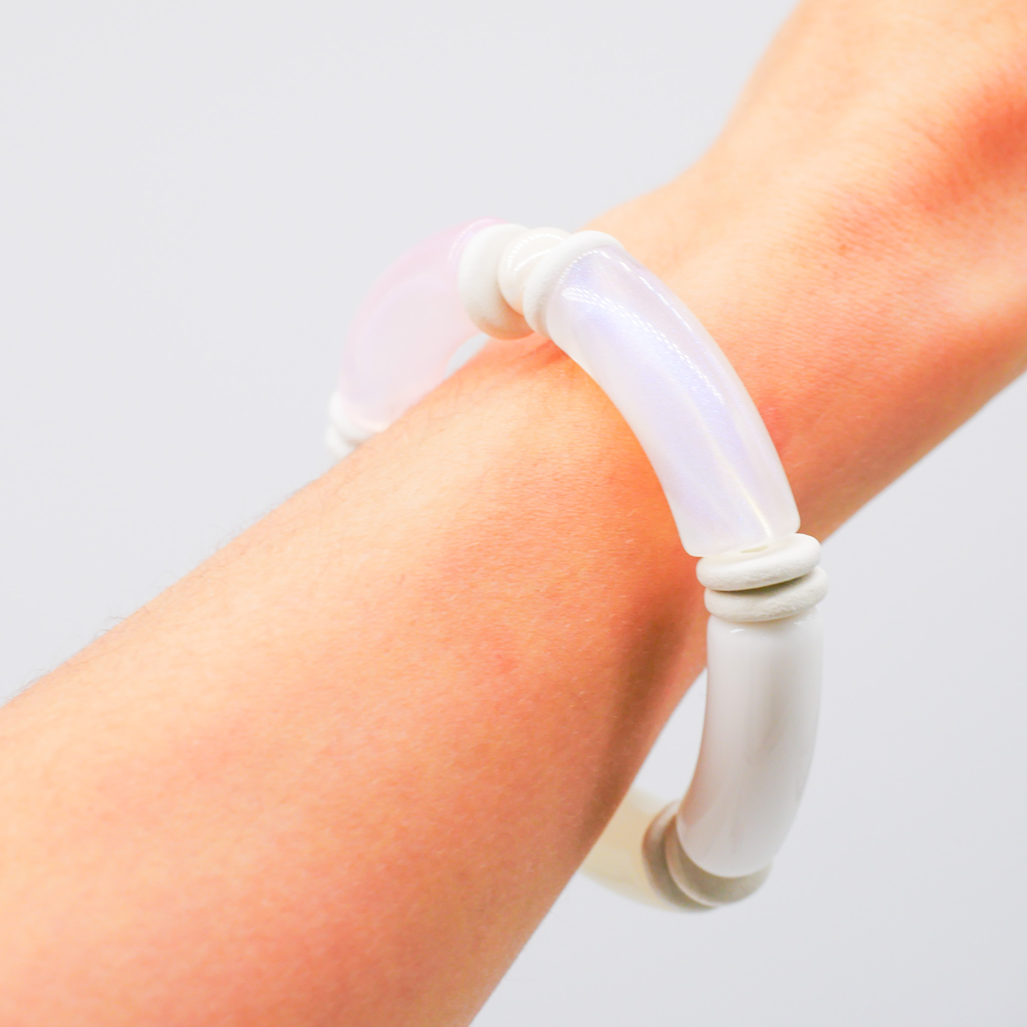 Armband "Tube" auf Gummi, gebogene Kunststoffelemente + Keramik, weiß