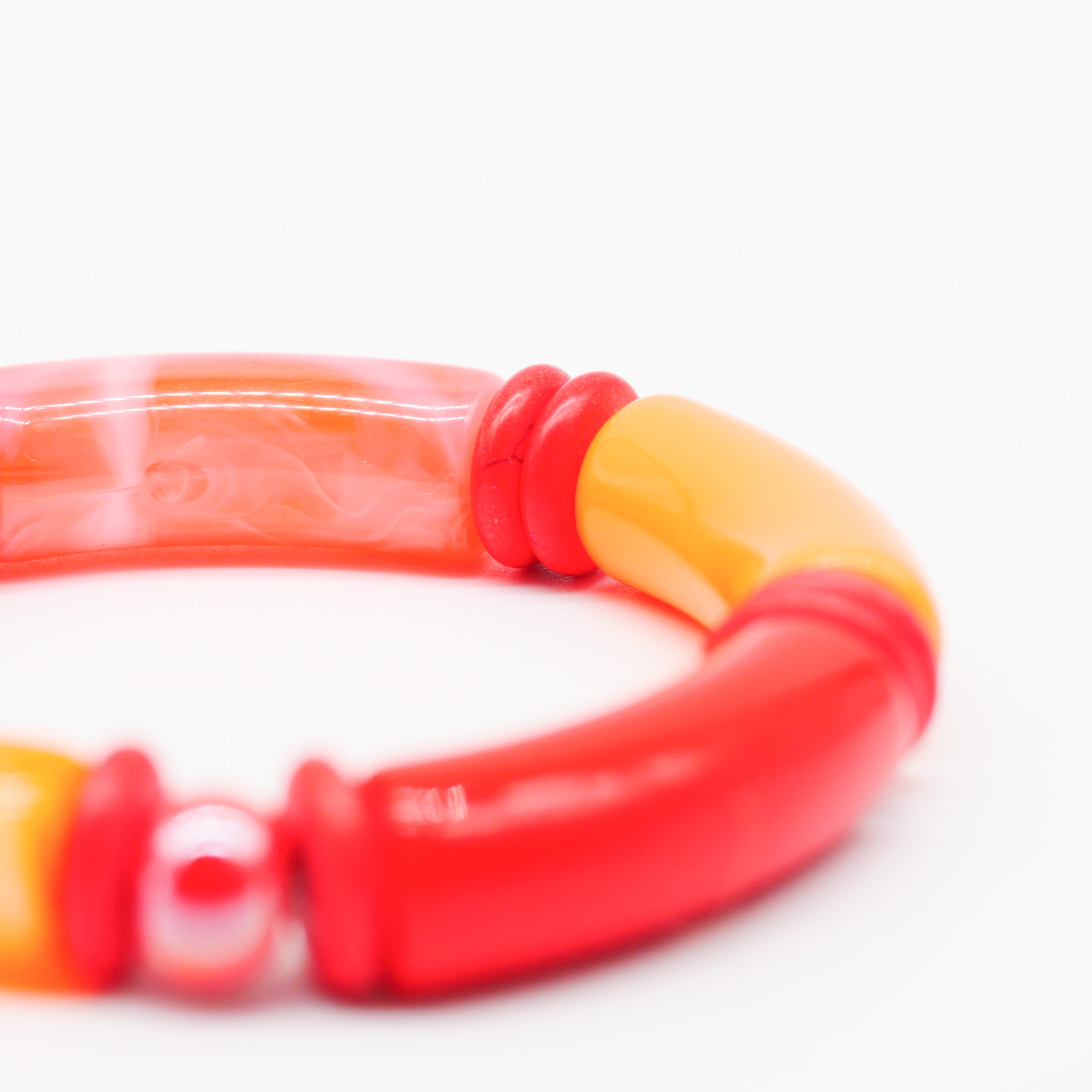 Armband "Tube" auf Gummi, gebogene Kunststoffelemente + Howite, orange