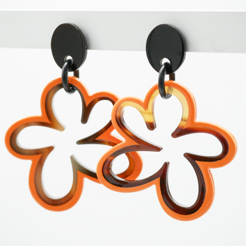 "Craft Art" Ohrringe "Blossom", braunes Horn, orange farbener Lack