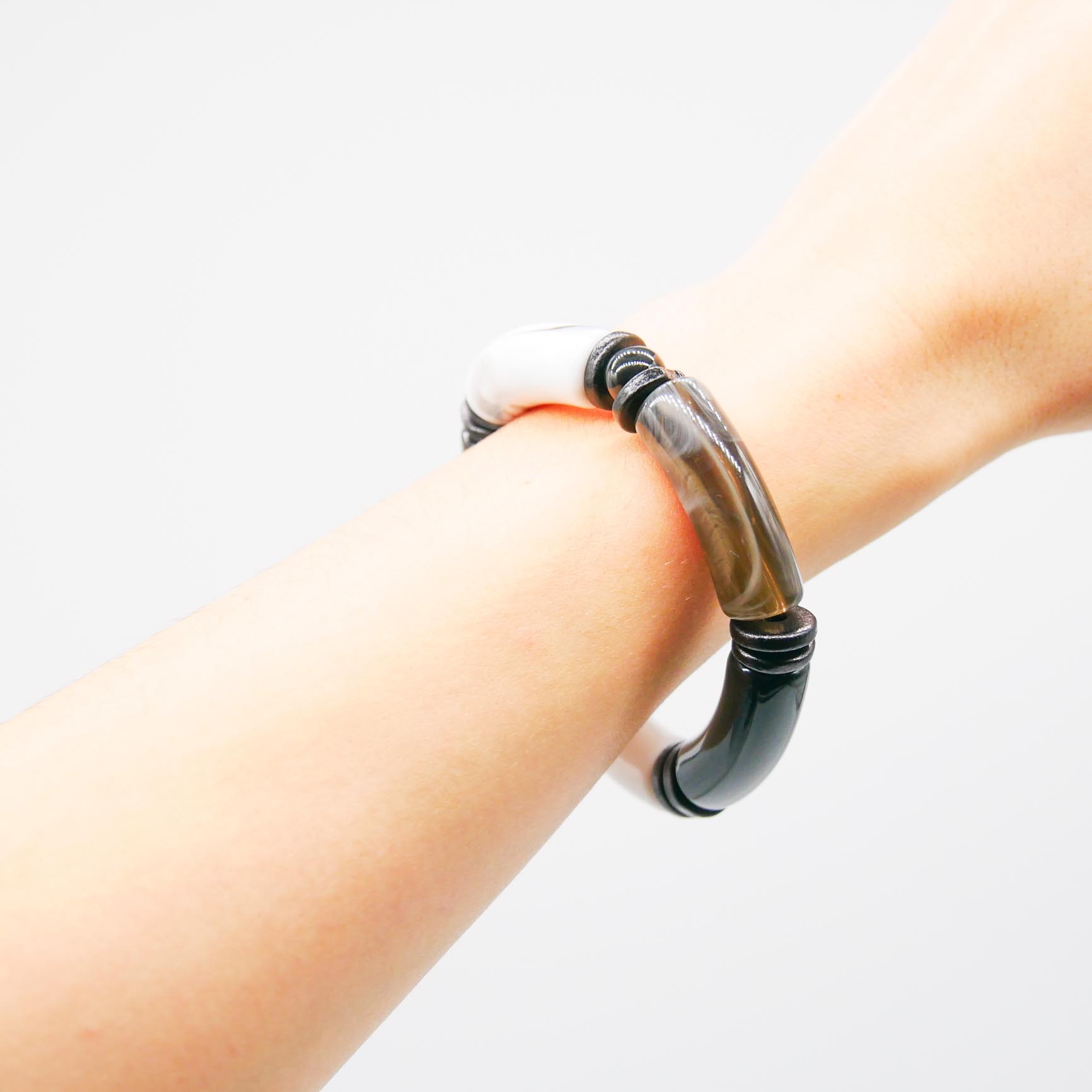 Armband "Tube" auf Gummi, gebogene Kunststoffelemente + Keramik, Black and White