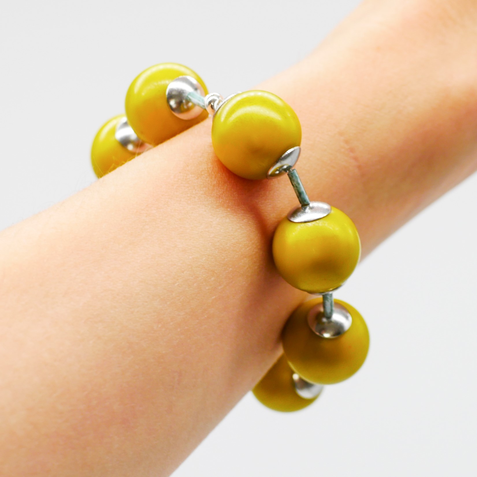 "Summer Feeling" - Armband auf Gummi, facett. Glaskugeln und Rocaillesstäbe, senf