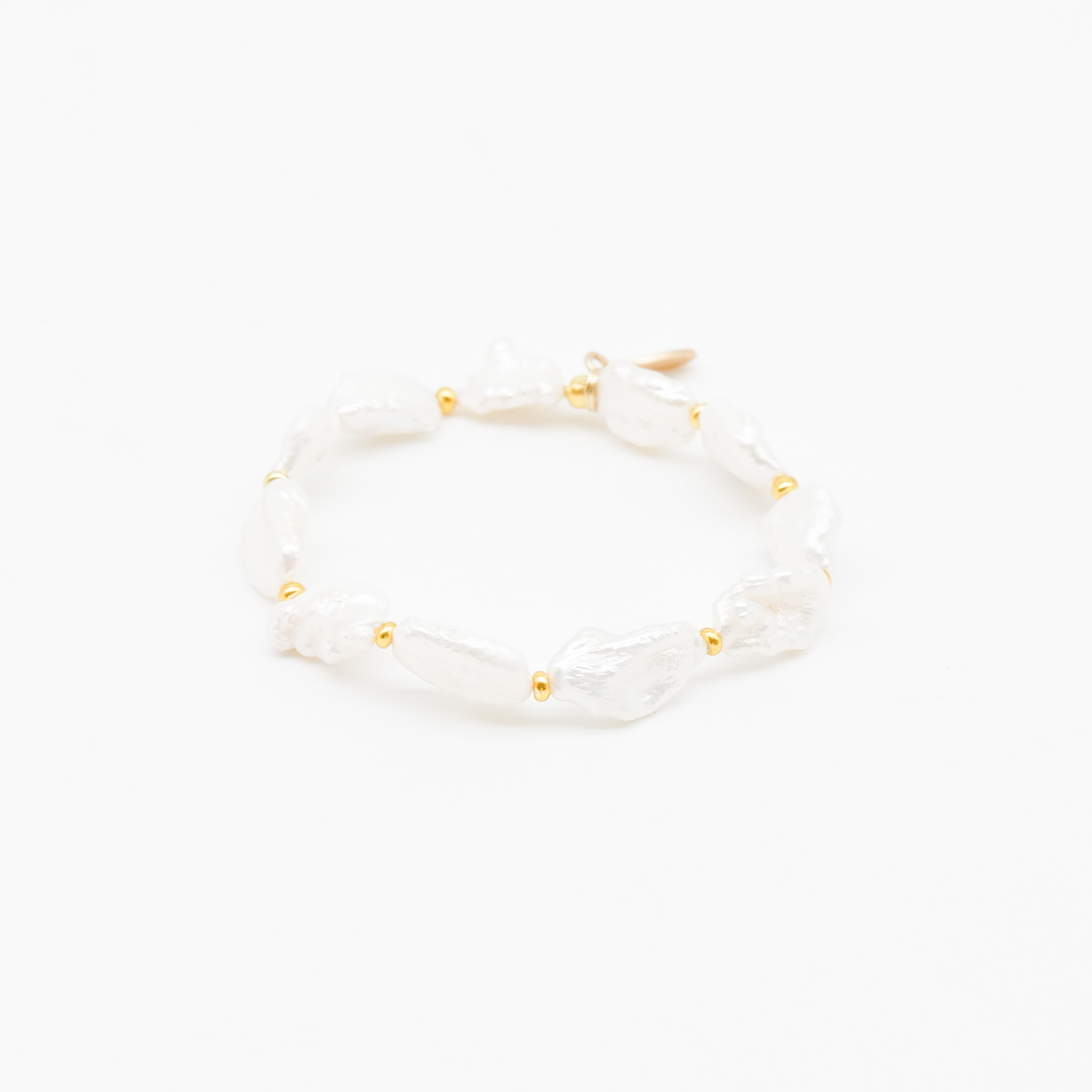 "Freshwater Pearls" - Armband auf Gummi Carock ca. 15 x 10 mm, goldfarbene Perlen