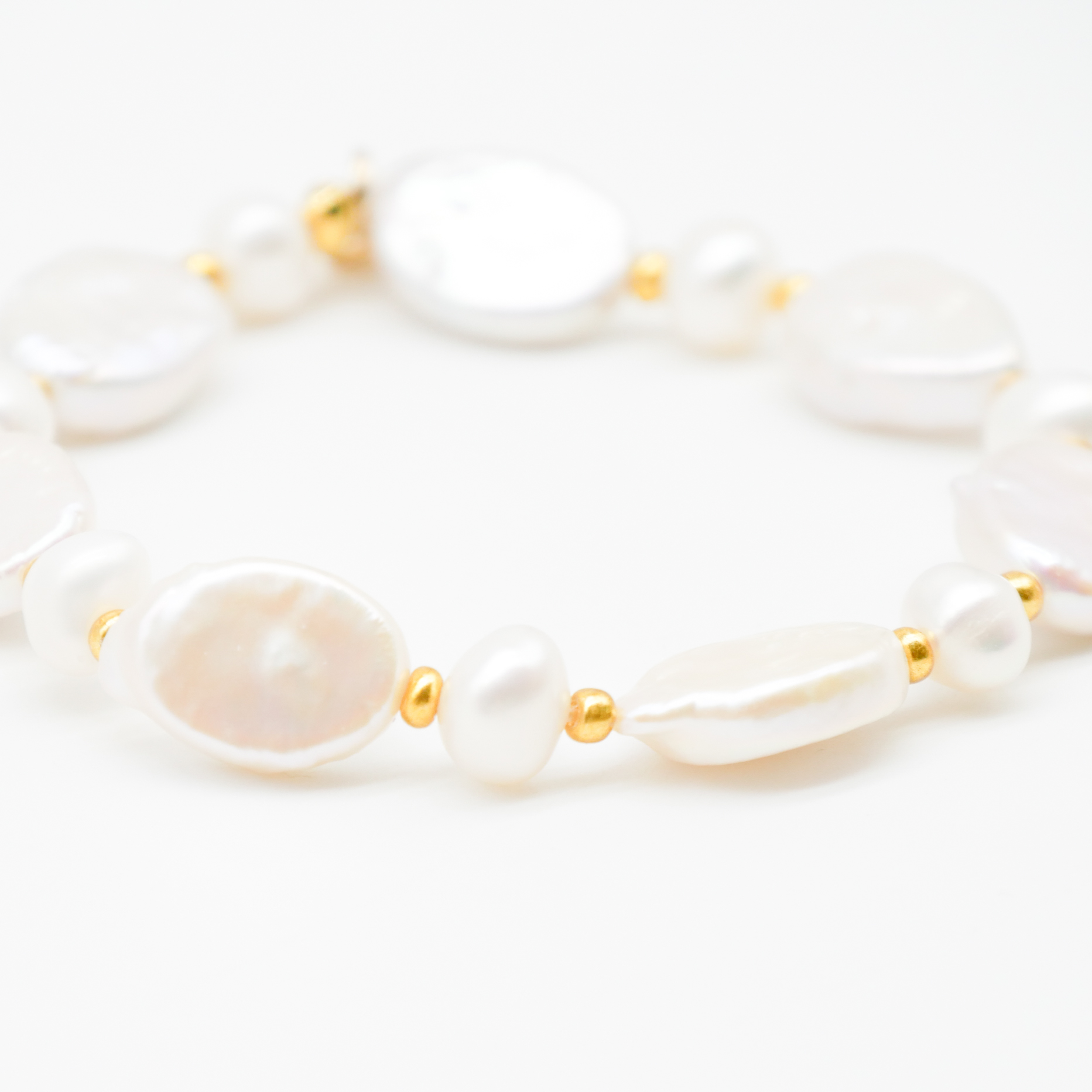 "Freshwater Pearls" - Armband auf Gummi oval ca. 16 x 11 und ø 7 mm, goldfarbene Perlen