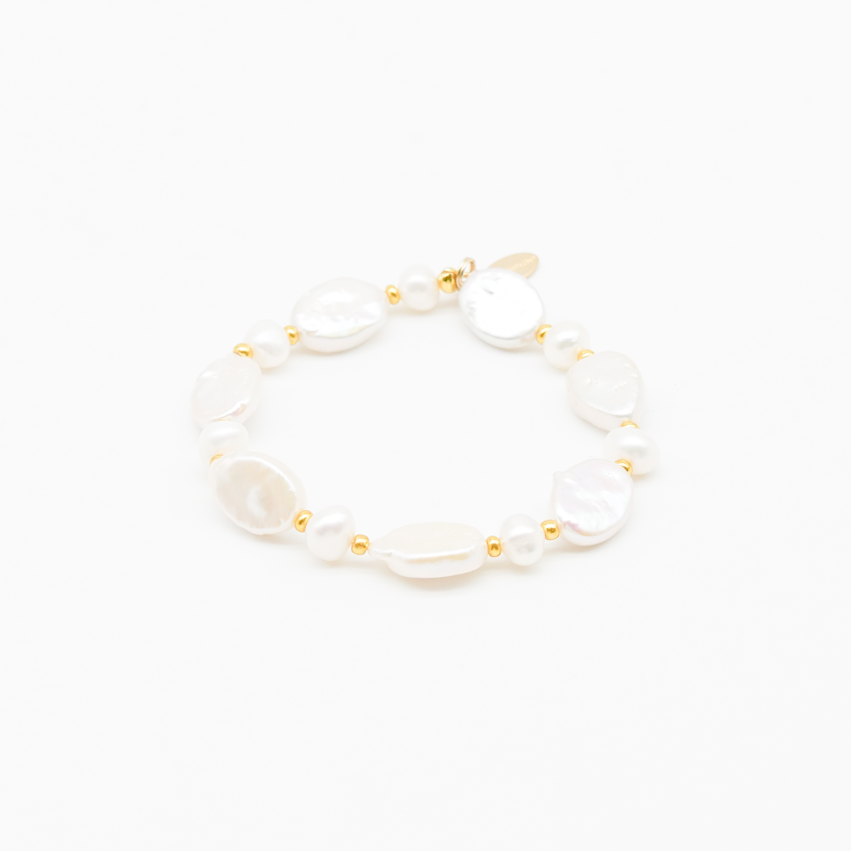 "Freshwater Pearls" - Armband auf Gummi oval ca. 16 x 11 und ø 7 mm, goldfarbene Perlen