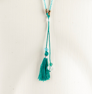 "Tassel" feine Kette mit japanischen Rocaillesperlen und Stoffquaste, petrol-silber