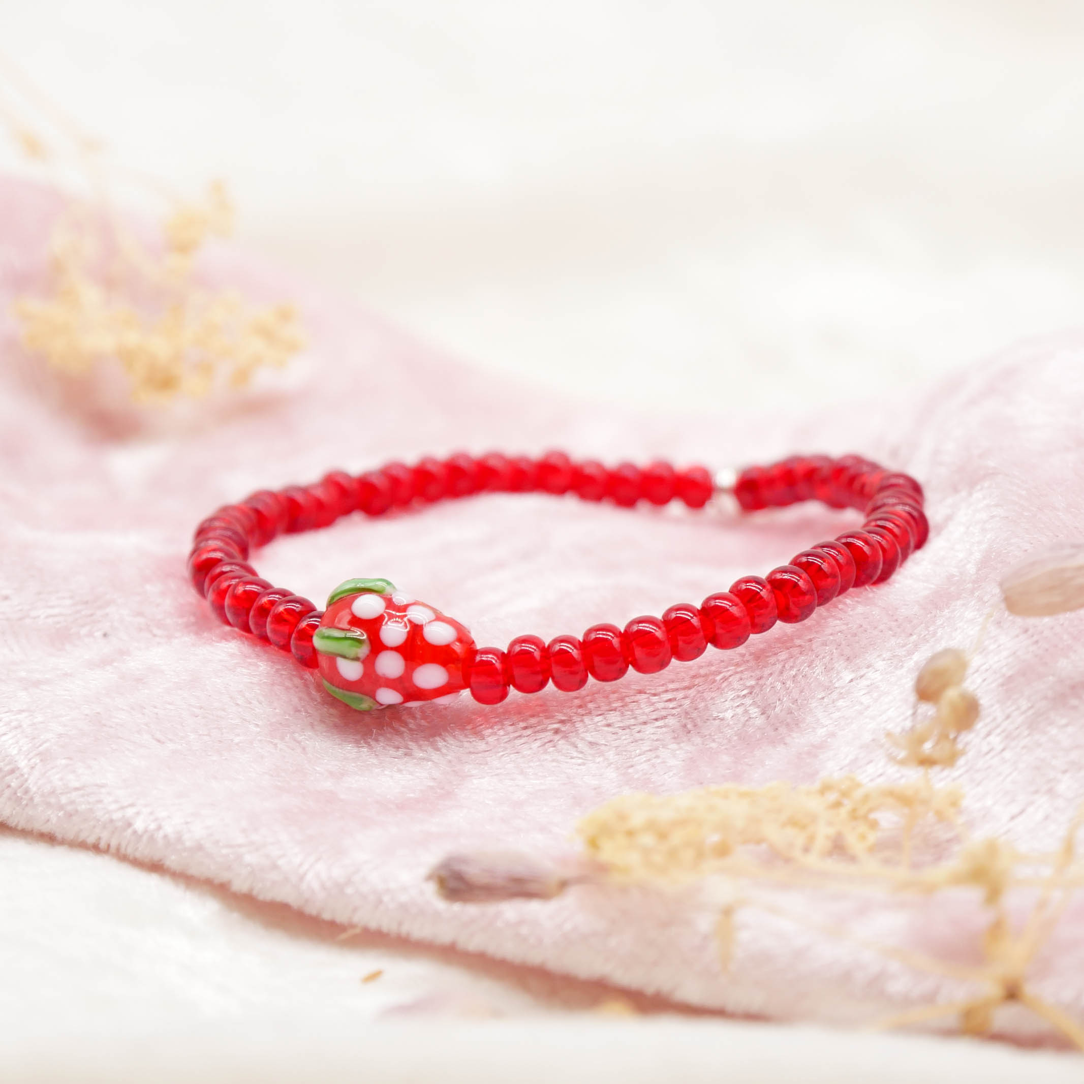 "Summer Feeling", Armband auf Gummi rote Glasperlen mit kleiner Erdbeere