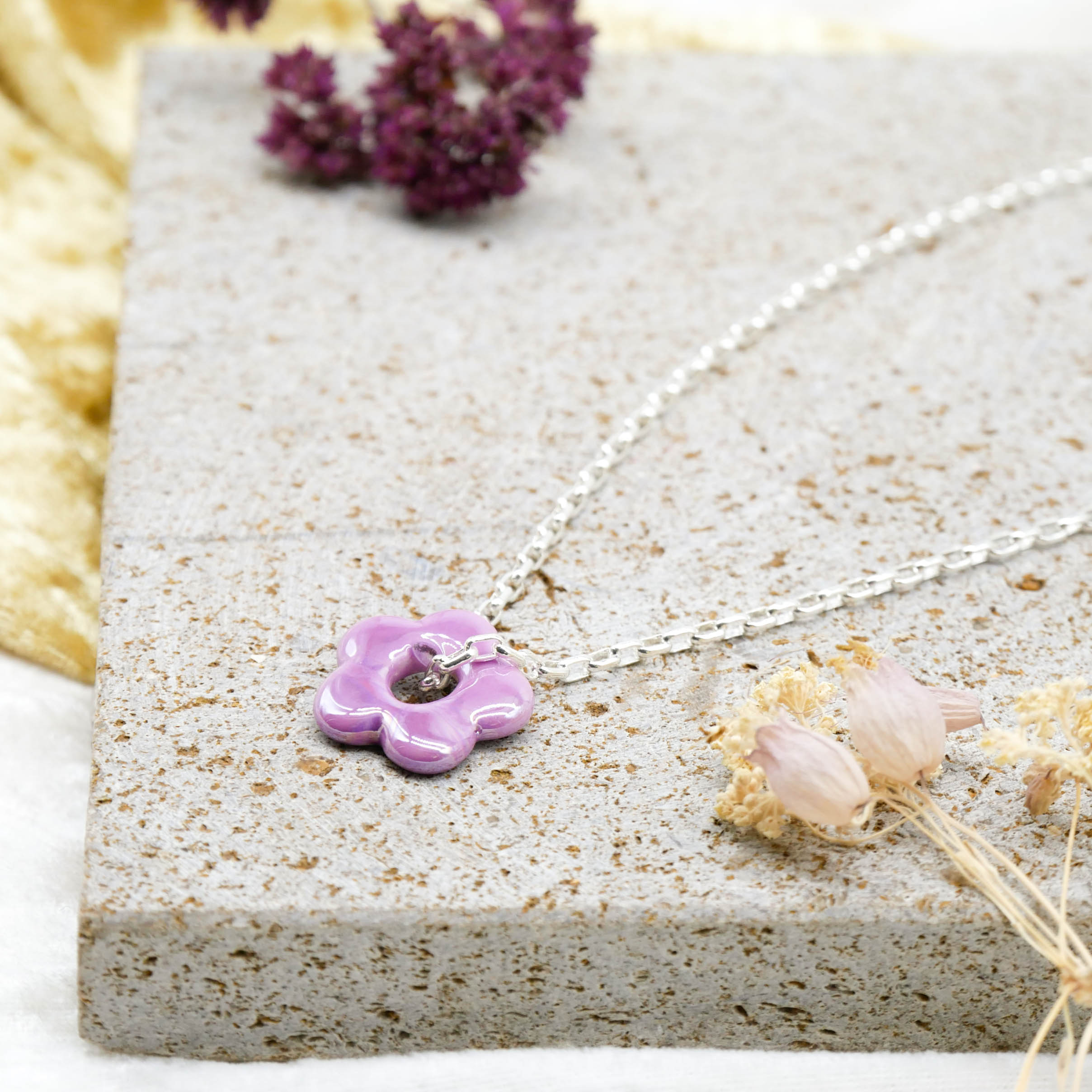 "Summer-Feeling", Kurze Metallkette versilbert, Keramikblume purple