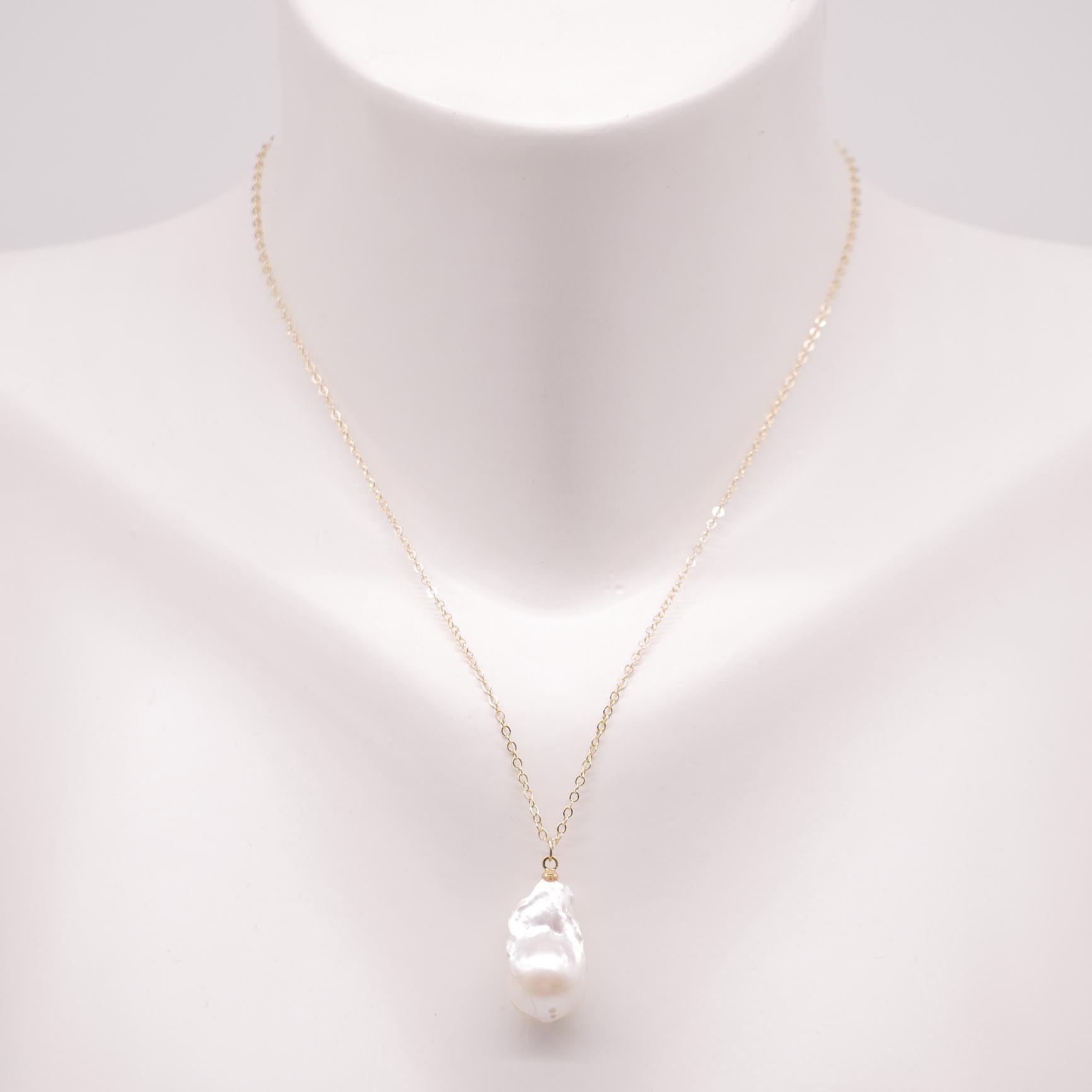 "Freshwater Pearls" mittellange Kette, barocker XXL Tropfen, goldfarben