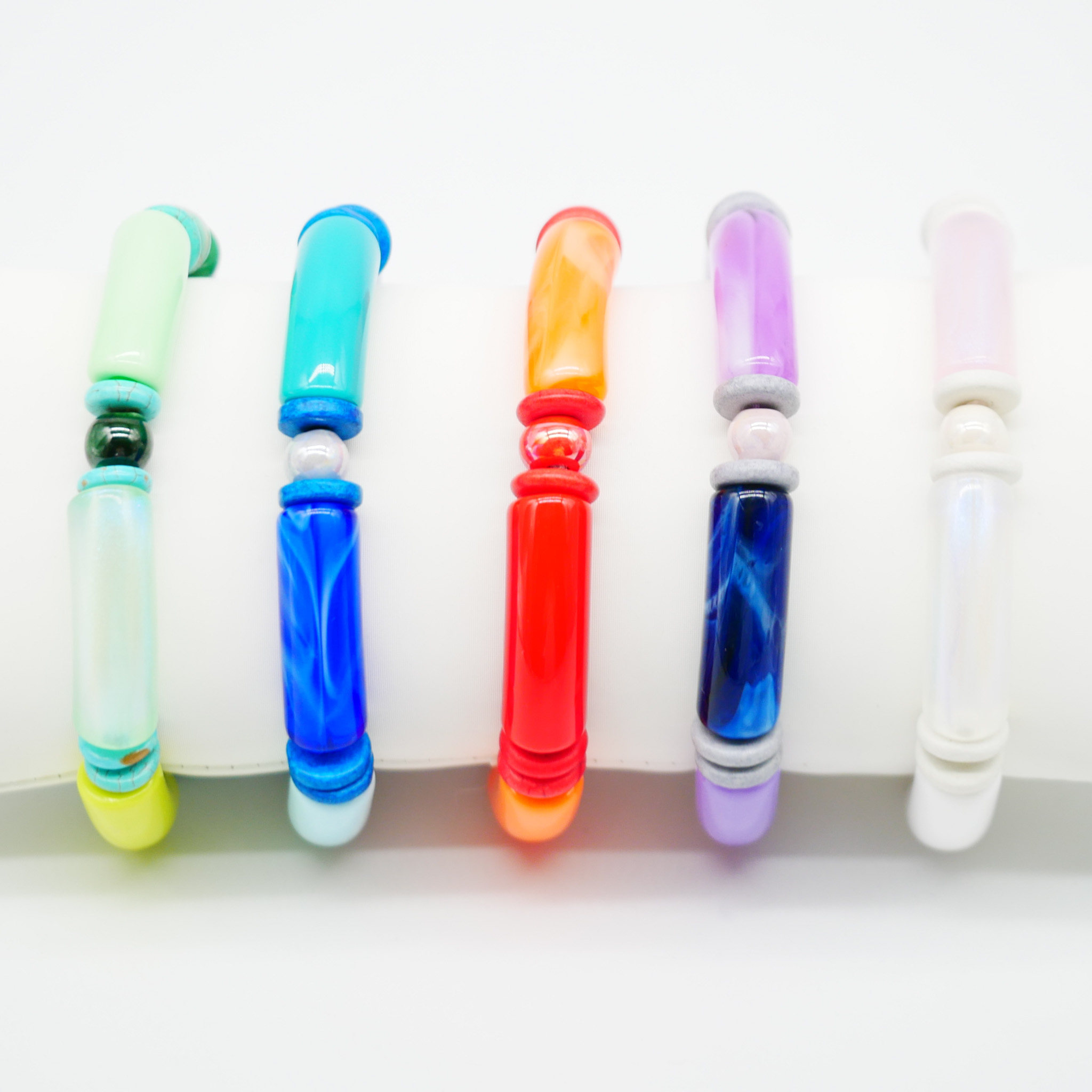 Armband "Tube" auf Gummi, gebogene Kunststoffelemente + Howite, grün