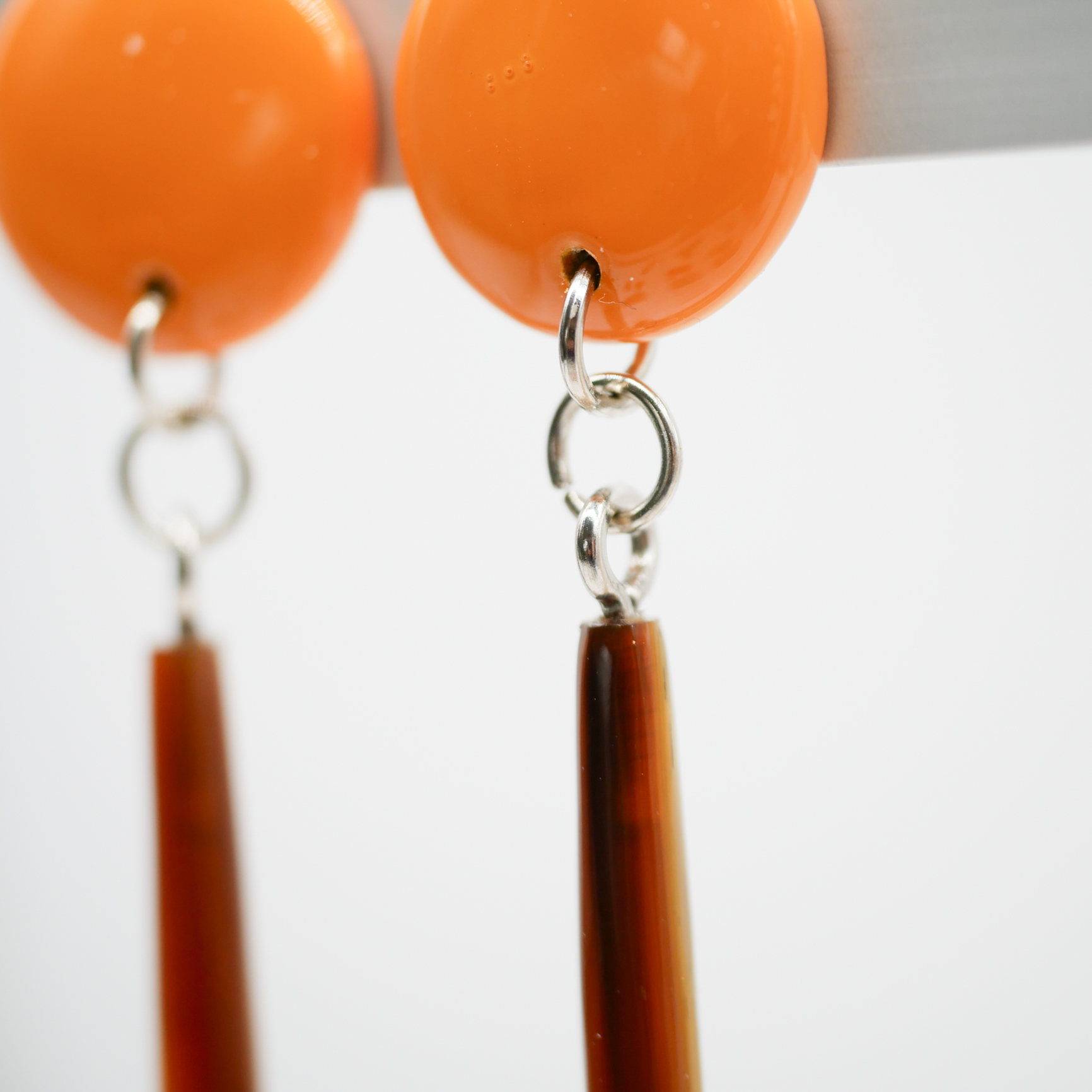 "Craft Art" Ohrstecker XXL Tropfen, braunes Horn, Lack helles Orange