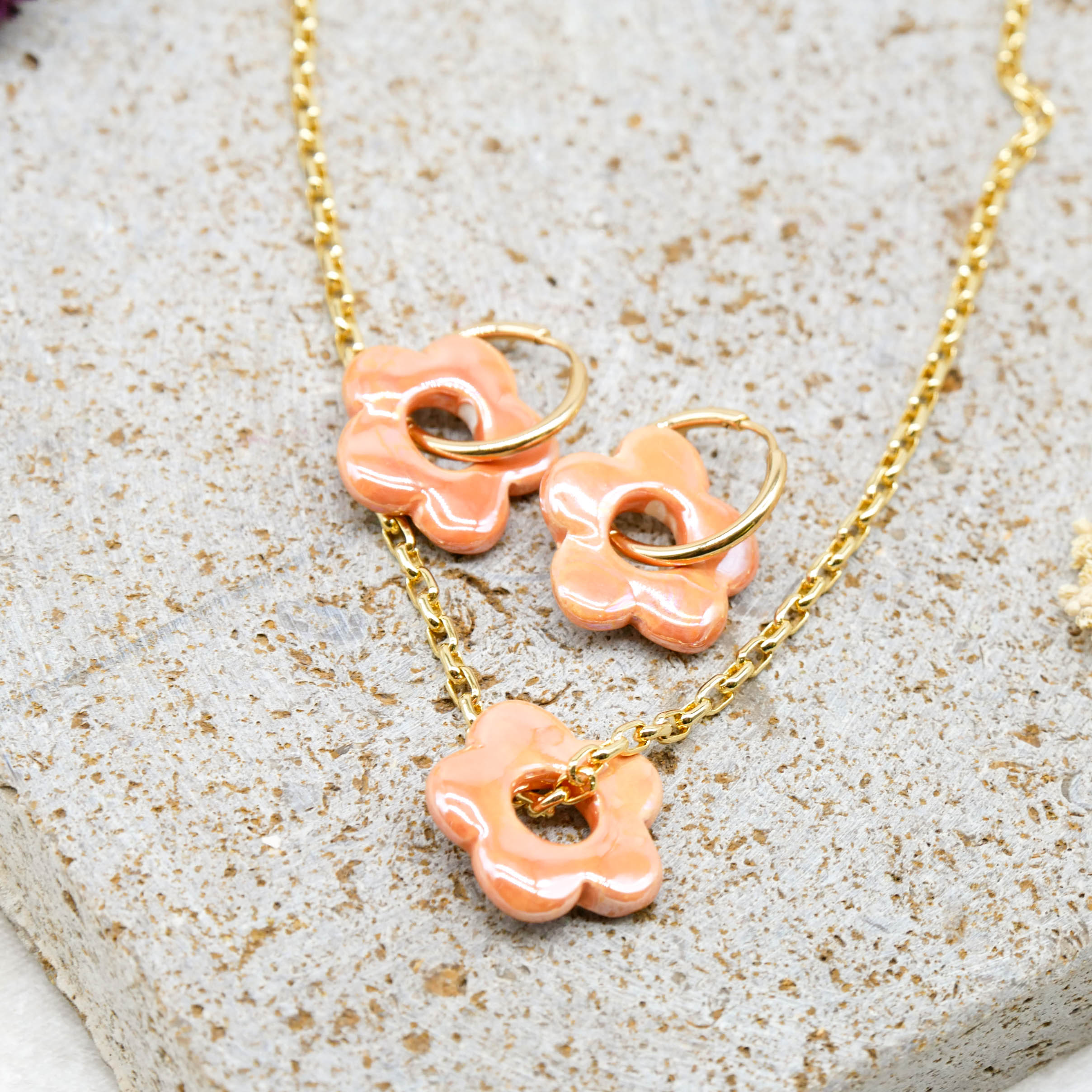 "Summer-Feeling", Kurze Metallkette vergoldet, Keramikblume orange