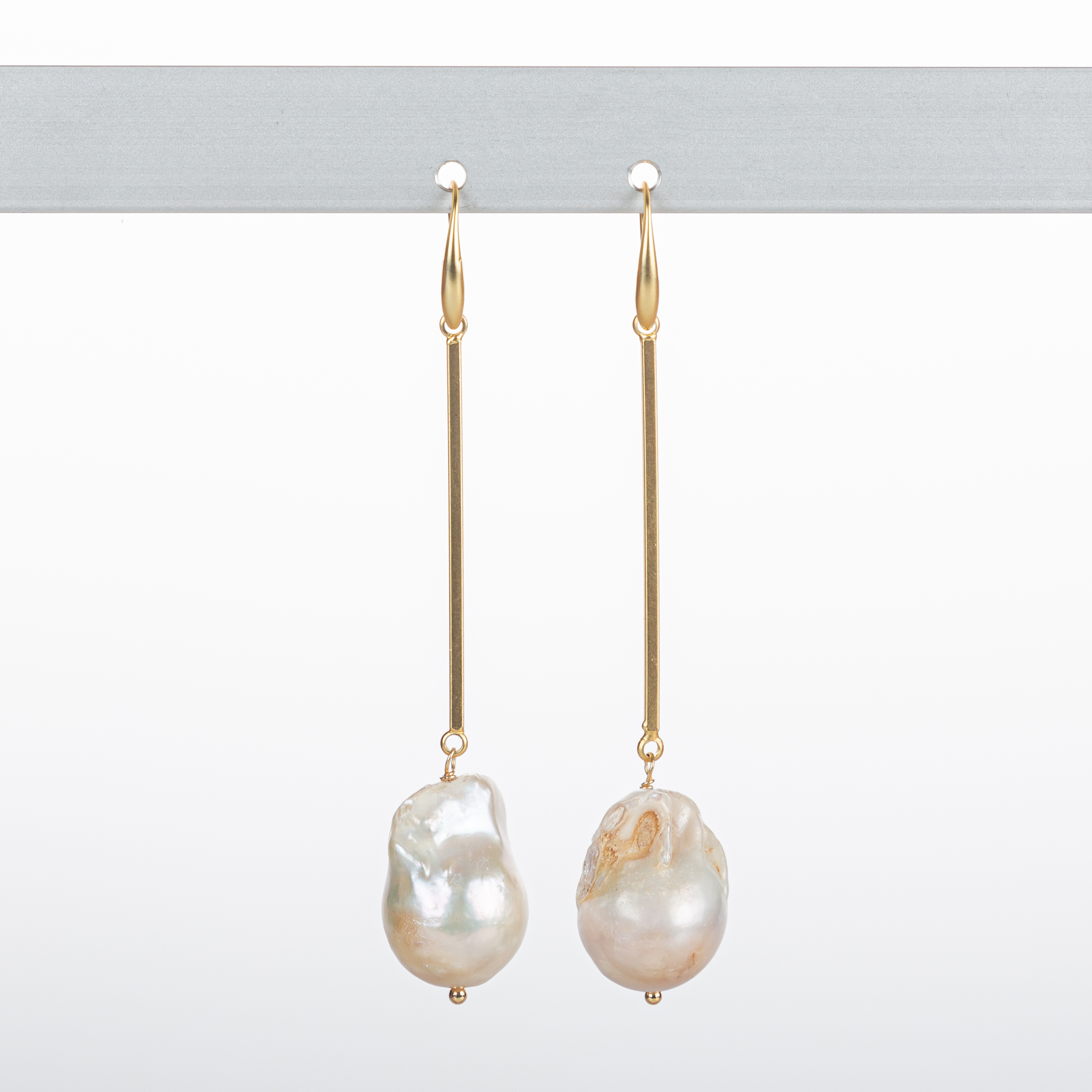 "Freshwater Pearls" Ohrring langer Stab, Tropfenförmige Süßwasserperle, vergoldet