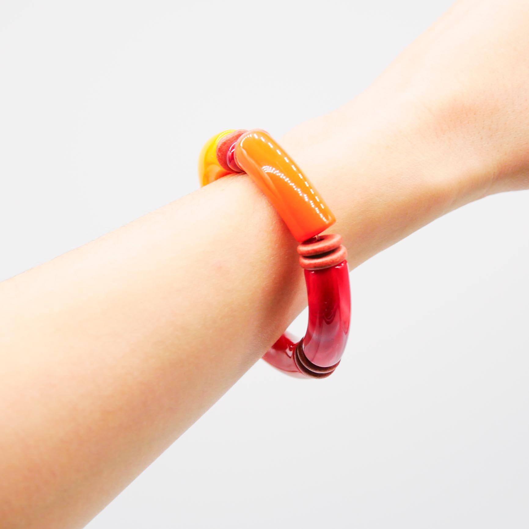 Armband "Tube" auf Gummi, gebogene Kunststoffelemente + Keramik, Koralle