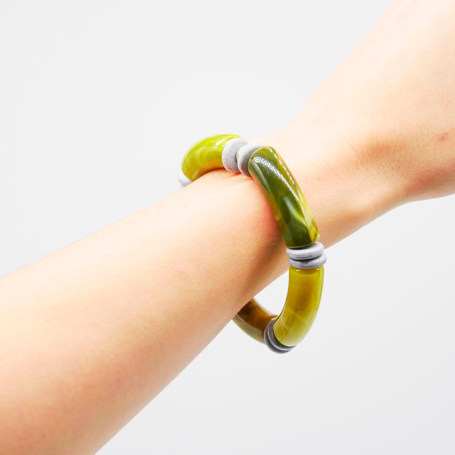 Armband "Tube" auf Gummi, gebogene Kunststoffelemente + Keramik, Farn