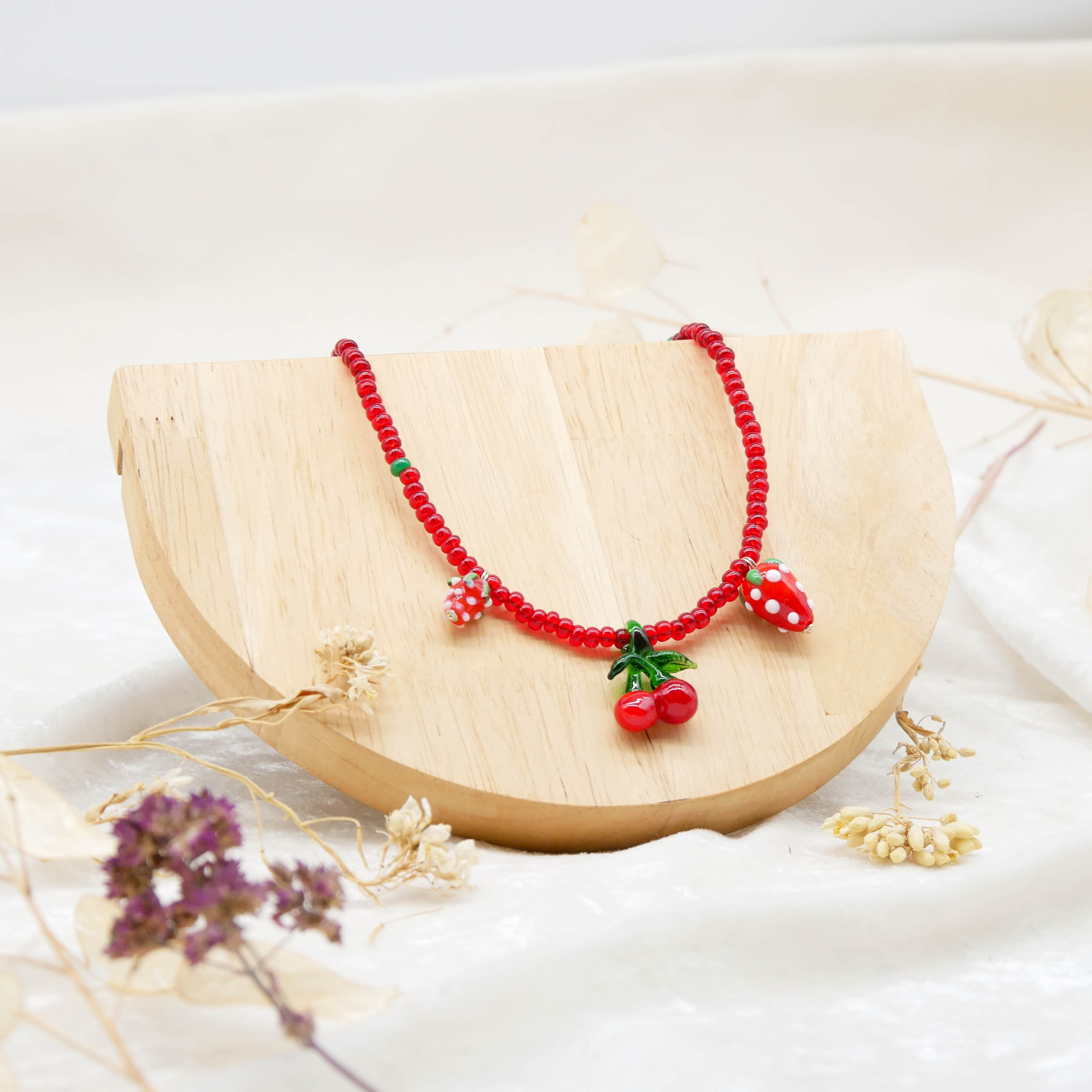 "Summer Feeling", Kette rote Glasperlen mit Anhänger Cherry und Strawberry