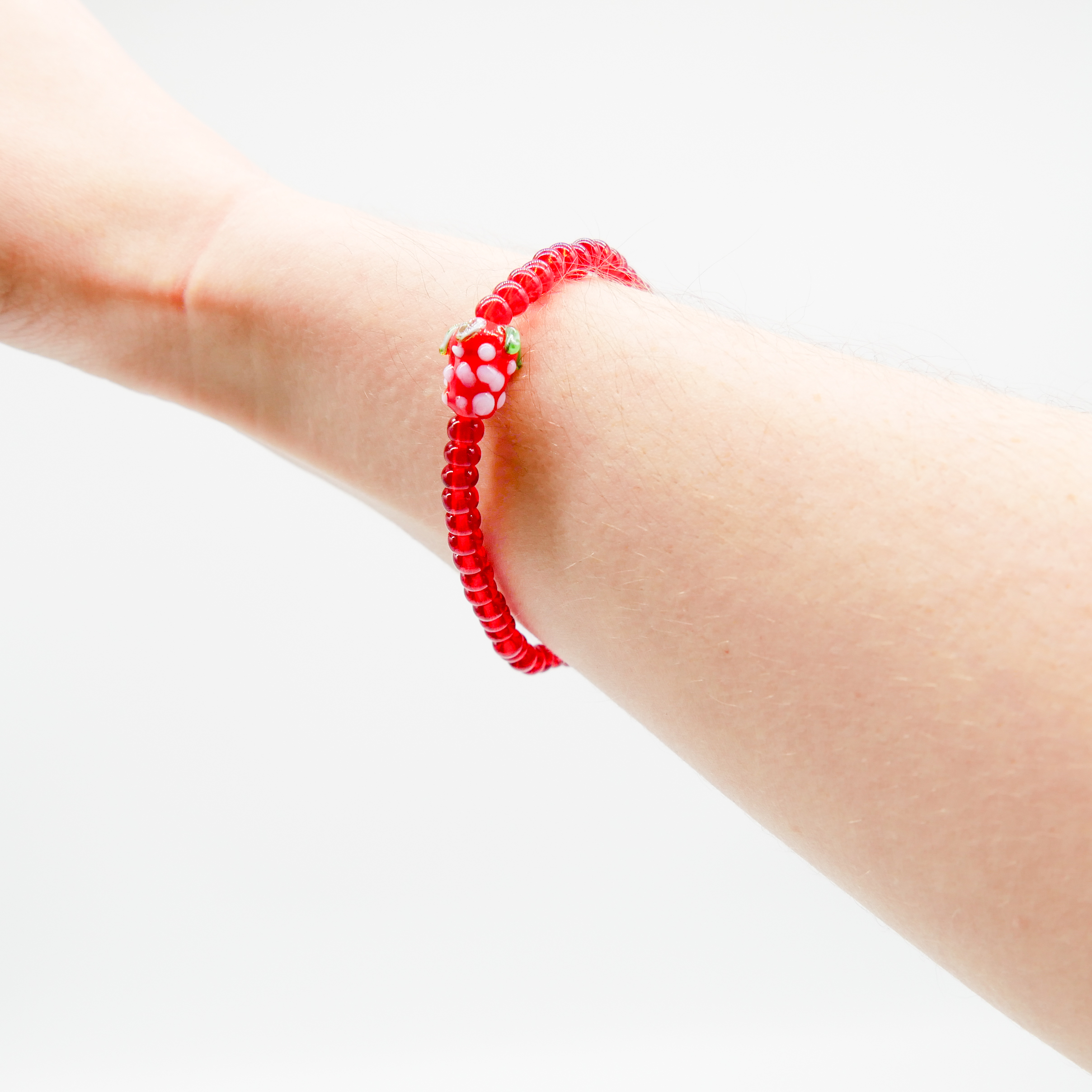 "Summer Feeling", Armband auf Gummi rote Glasperlen mit kleiner Erdbeere