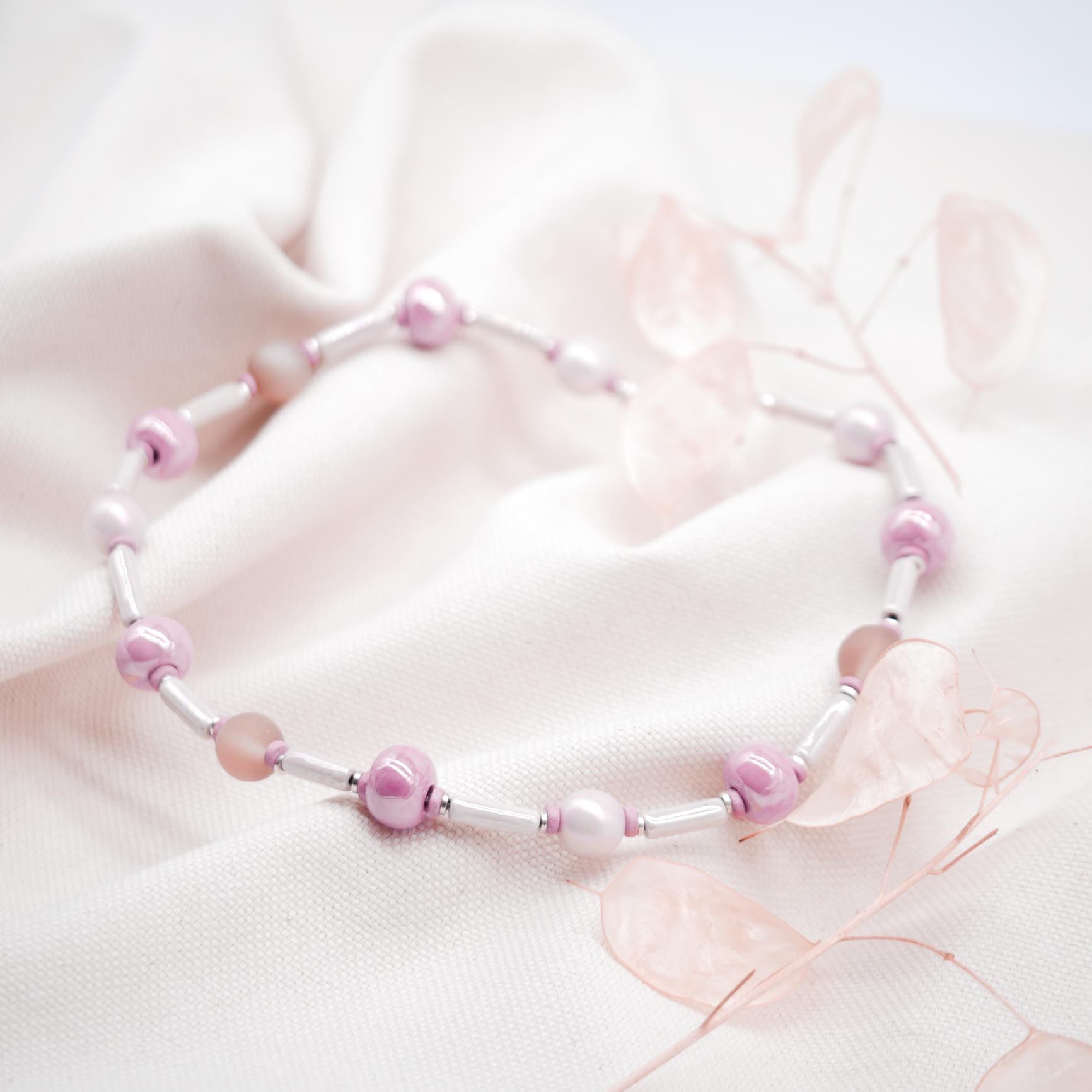 "Slim Bolly" kurze Kette mit Keramikstäben - Baby-Pink