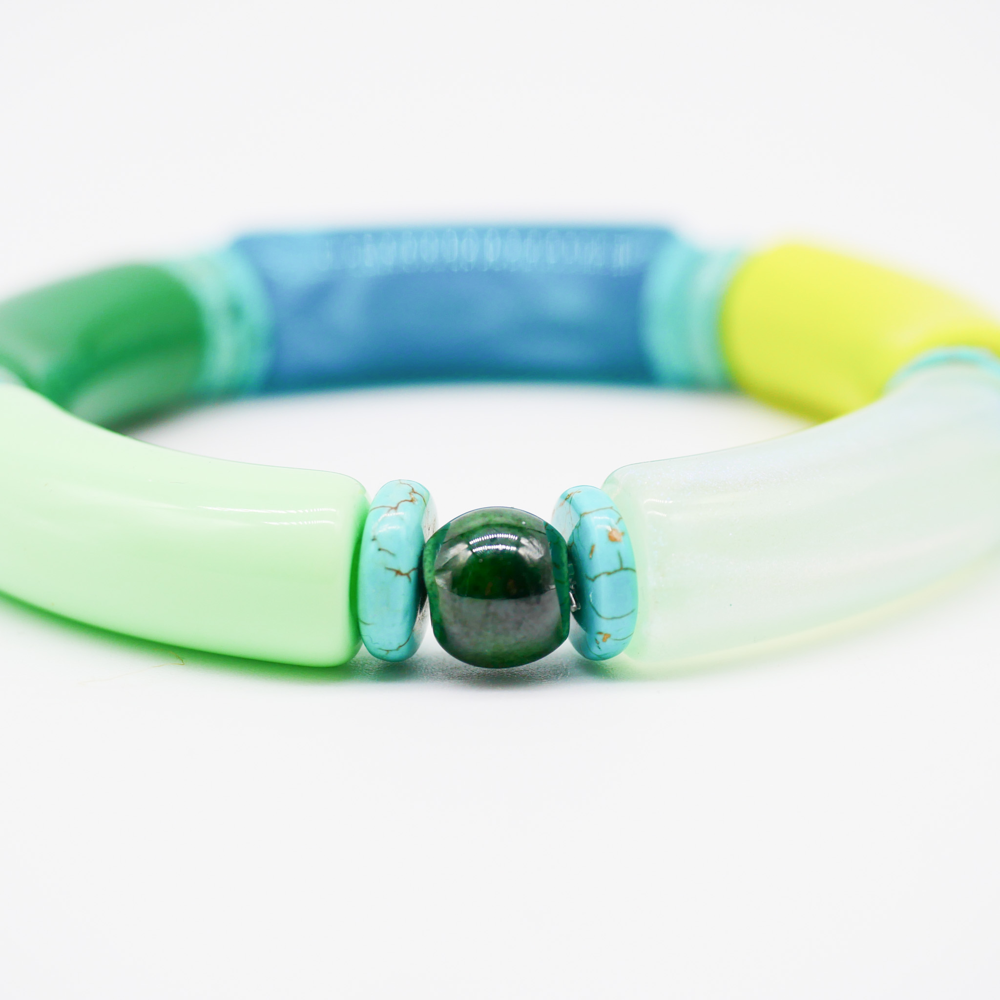 Armband "Tube" auf Gummi, gebogene Kunststoffelemente + Howite, grün