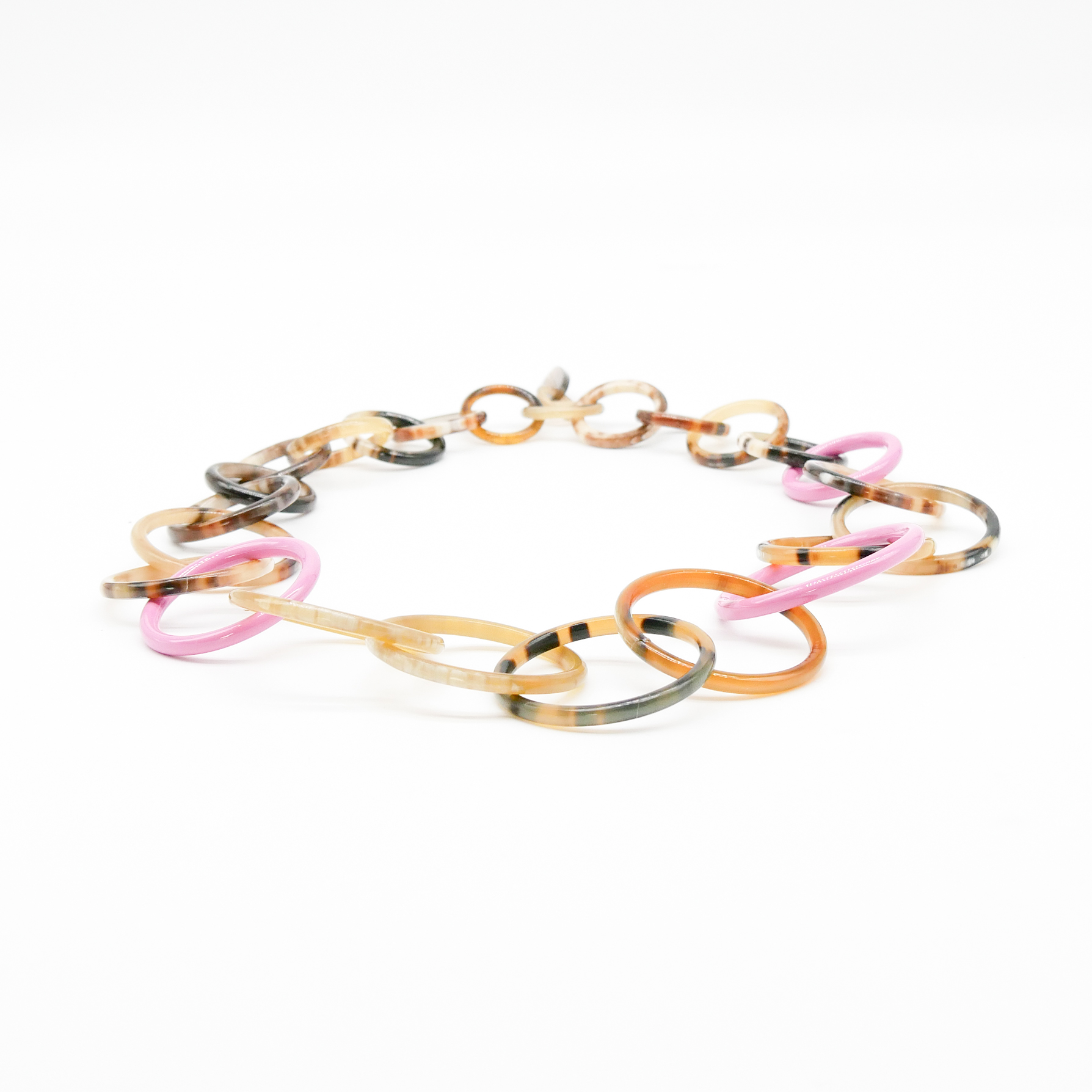 "Craft Art", Kette aus Ringen, braunes Horn, ca. 80cm mit lackierten Ringen pink