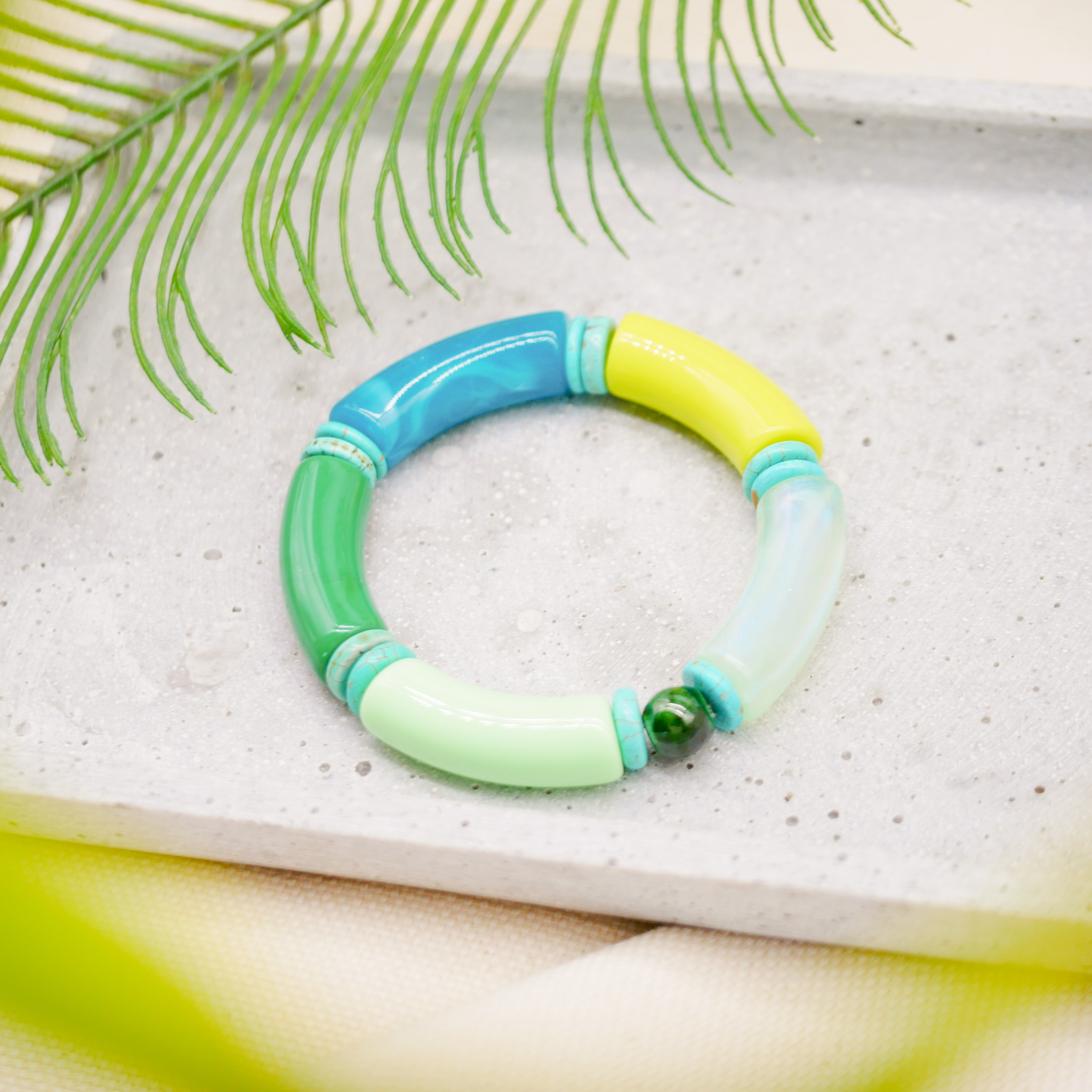 Armband "Tube" auf Gummi, gebogene Kunststoffelemente + Howite, grün