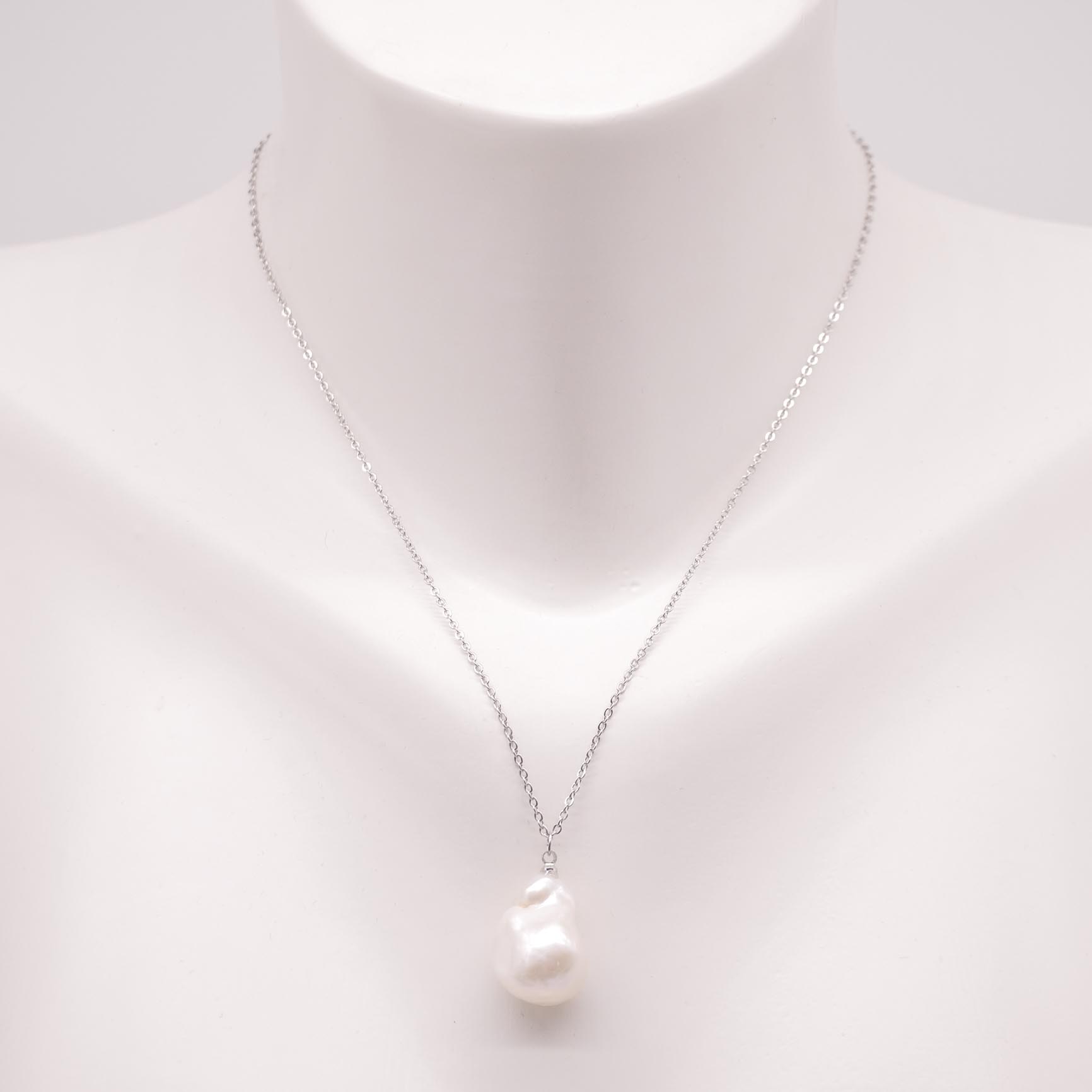 "Freshwater Pearls" mittellange Kette, barocker XXL Tropfen, silberfarben