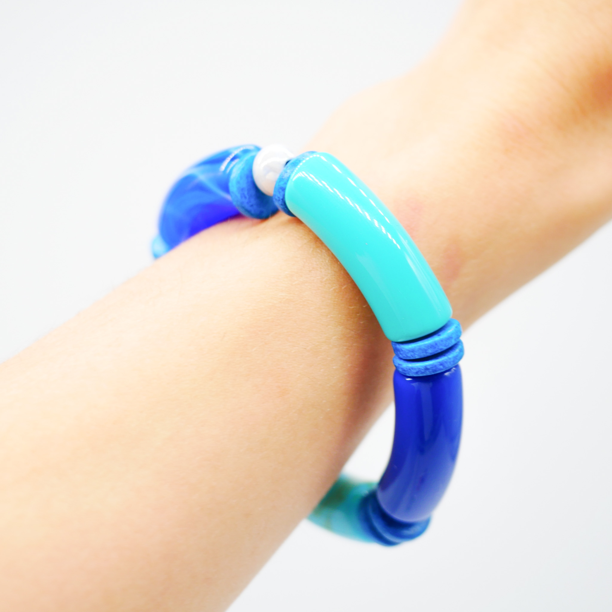 Armband "Tube" auf Gummi, gebogene Kunststoffelemente + Keramik, blau