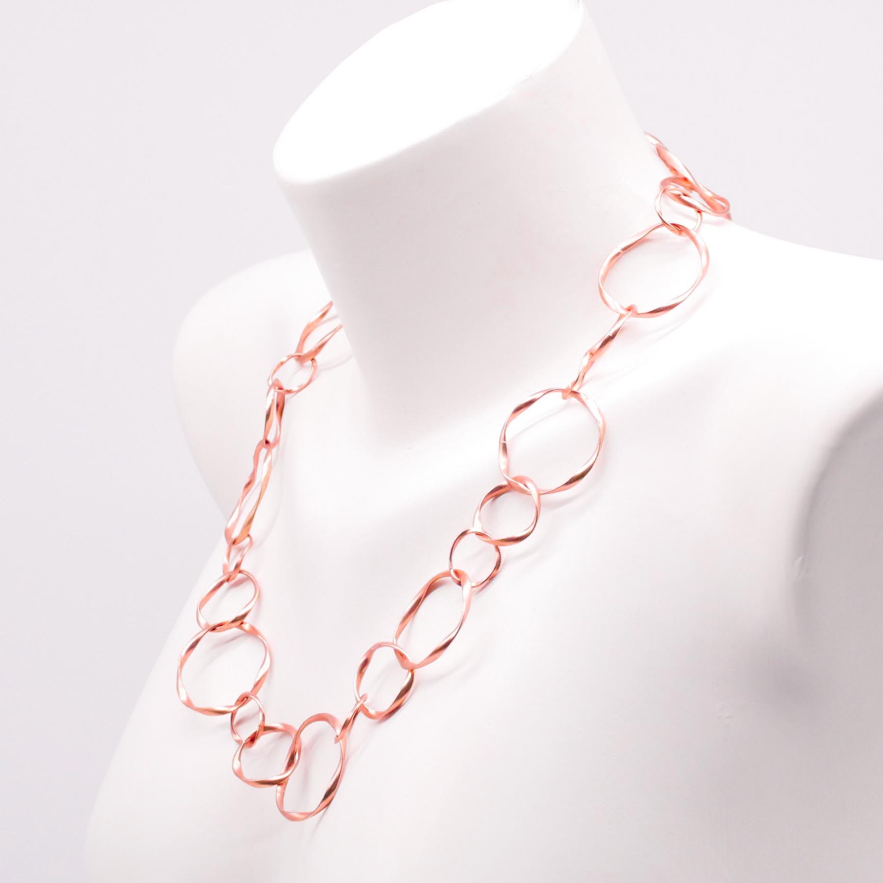 "Charmkette" Gliederkette mit großen gedrehten runden Gliedern, kurz, rosé-vergoldet ca. 60cm