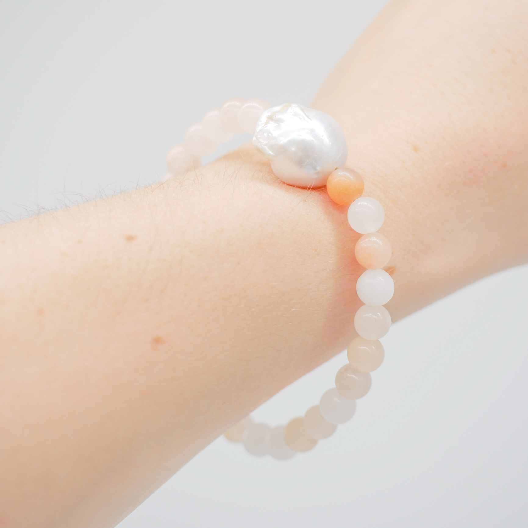 "Freshwater Pearls" Armband auf Gummi mit Mineralstein, rosa pastell + Barockperle