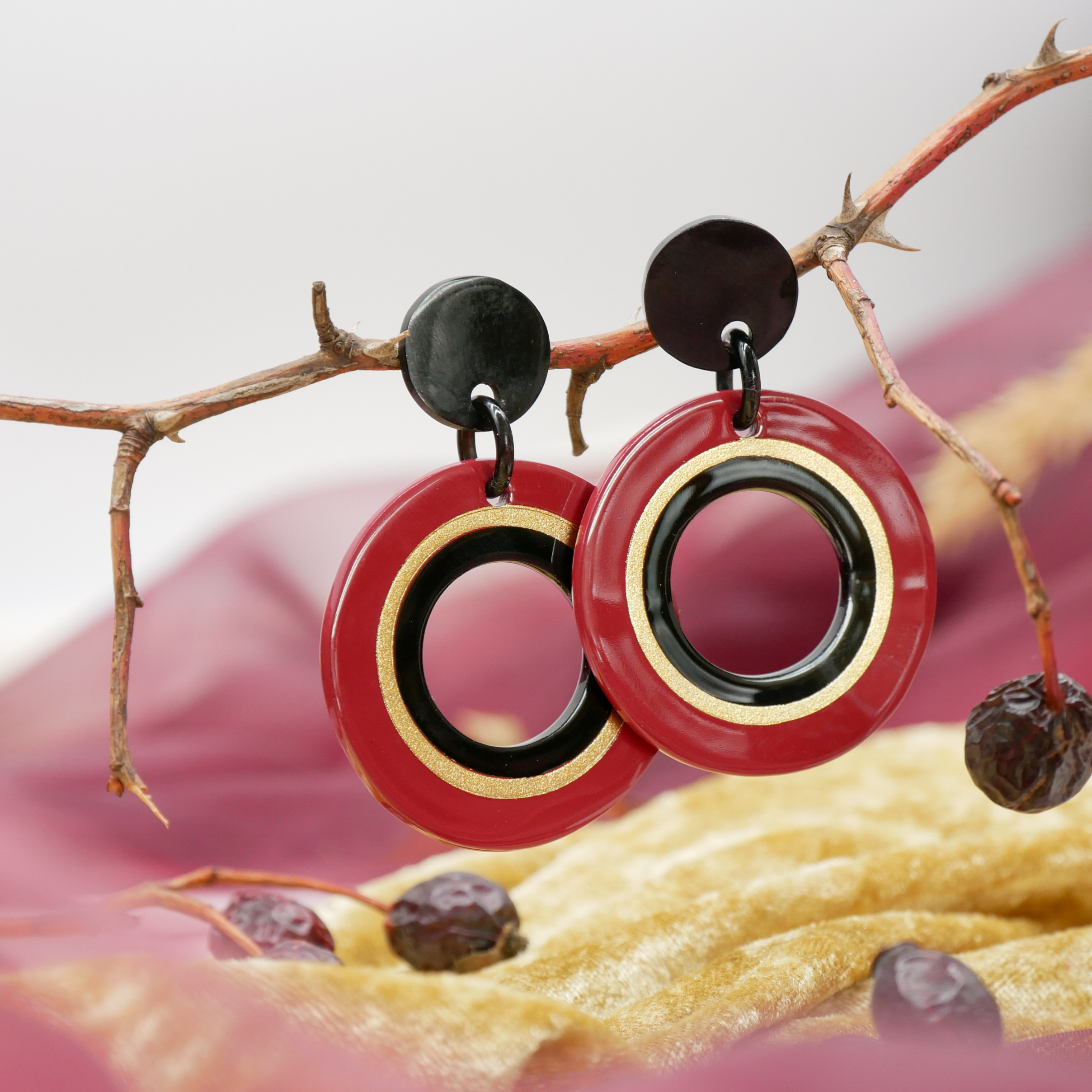 "Craft Art", Ohrring "Donut" black Horn, Durchm. Ca. 44mm, Lack dunkelrot + gold