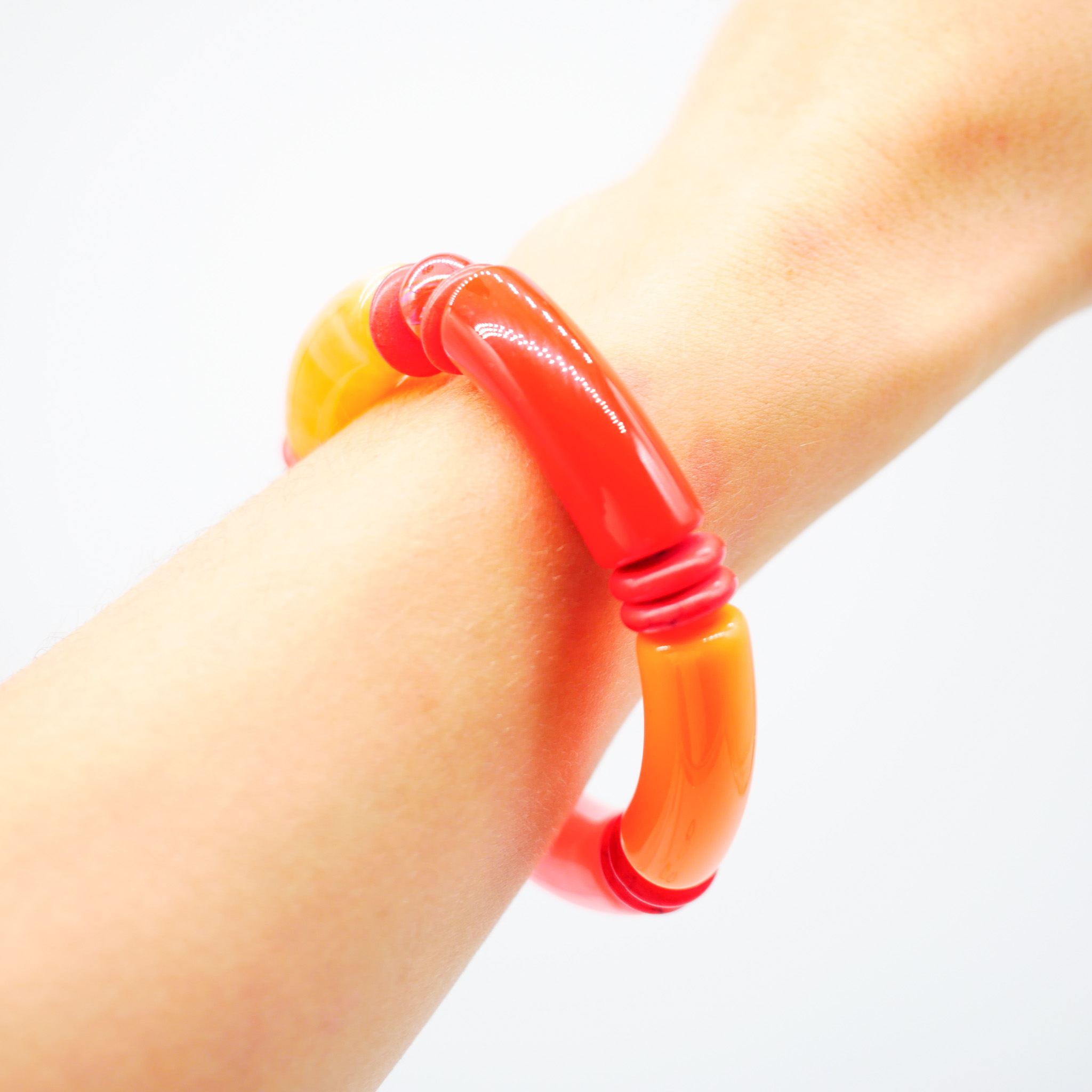 Armband "Tube" auf Gummi, gebogene Kunststoffelemente + Howite, orange