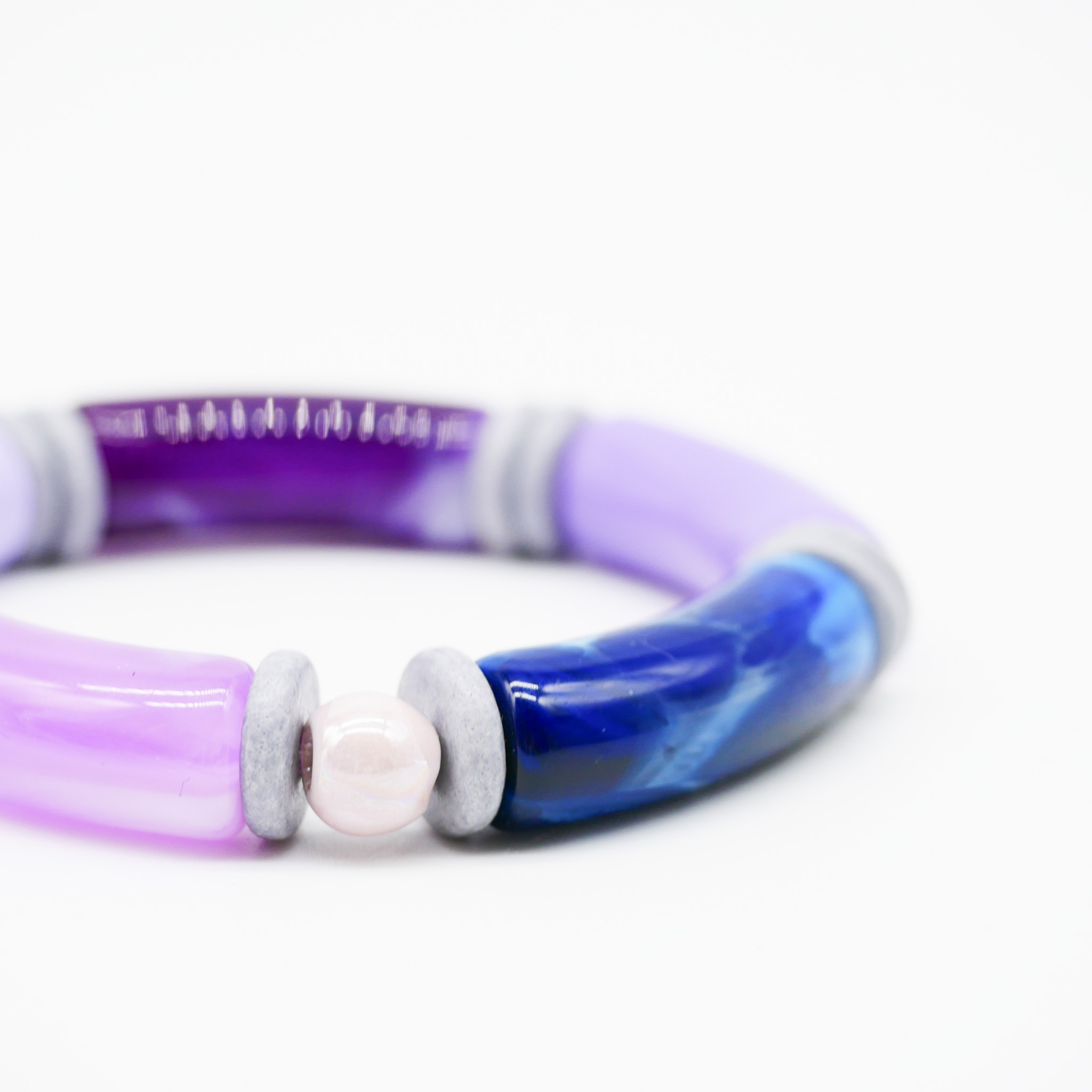 Armband "Tube" auf Gummi, gebogene Kunststoffelemente + Keramik, lila