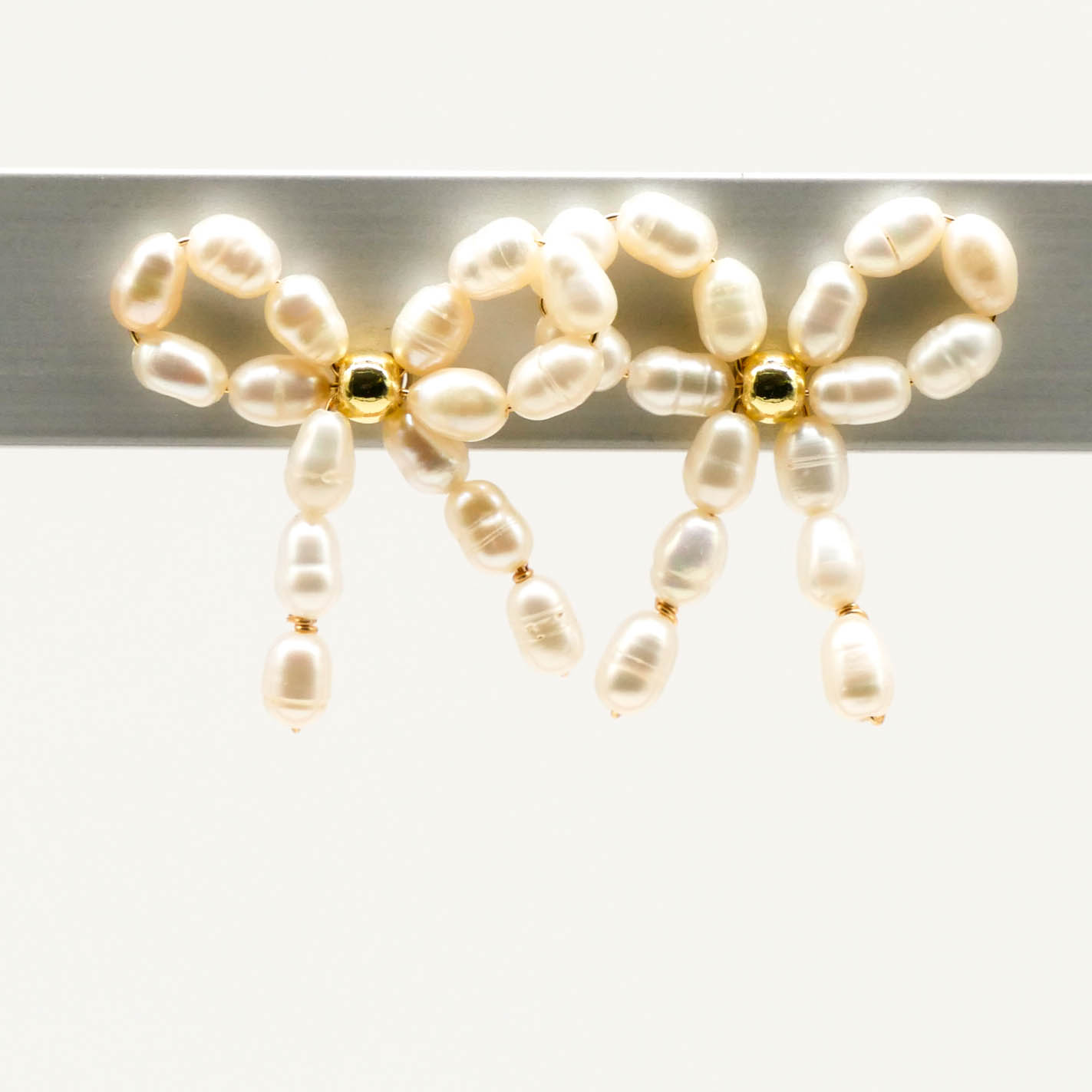 "Freshwater Pearls" Ohrstecker "Schleife" weiße SWZ, ca. 30x28mm, goldfarben