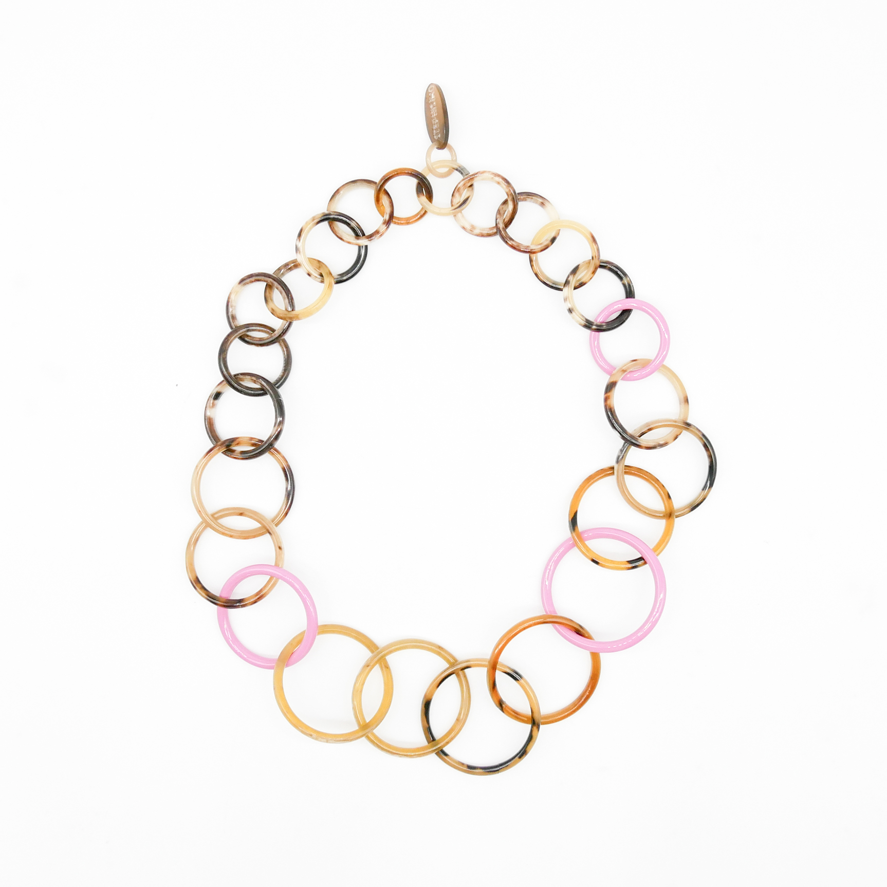 "Craft Art", Kette aus Ringen, braunes Horn, ca. 80cm mit lackierten Ringen pink