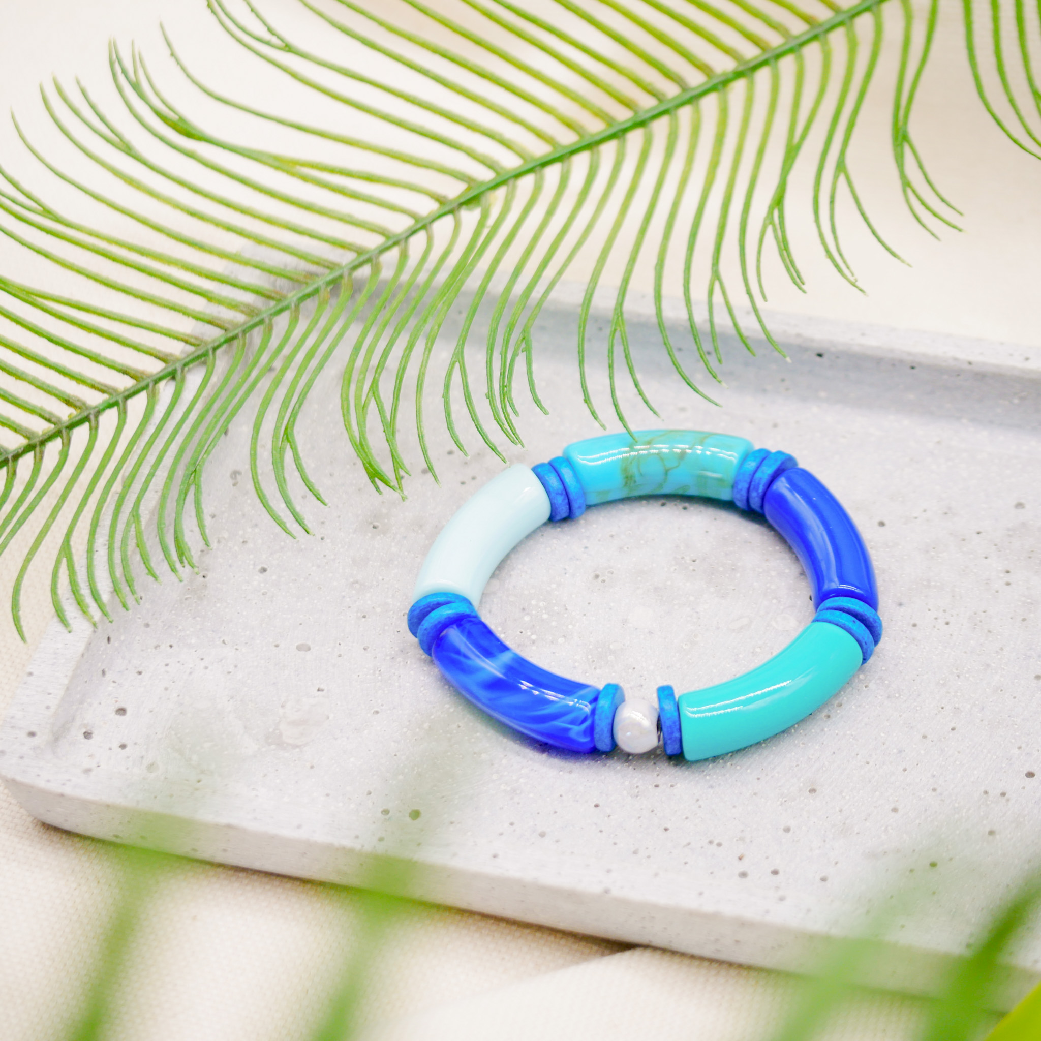 Armband "Tube" auf Gummi, gebogene Kunststoffelemente + Keramik, blau