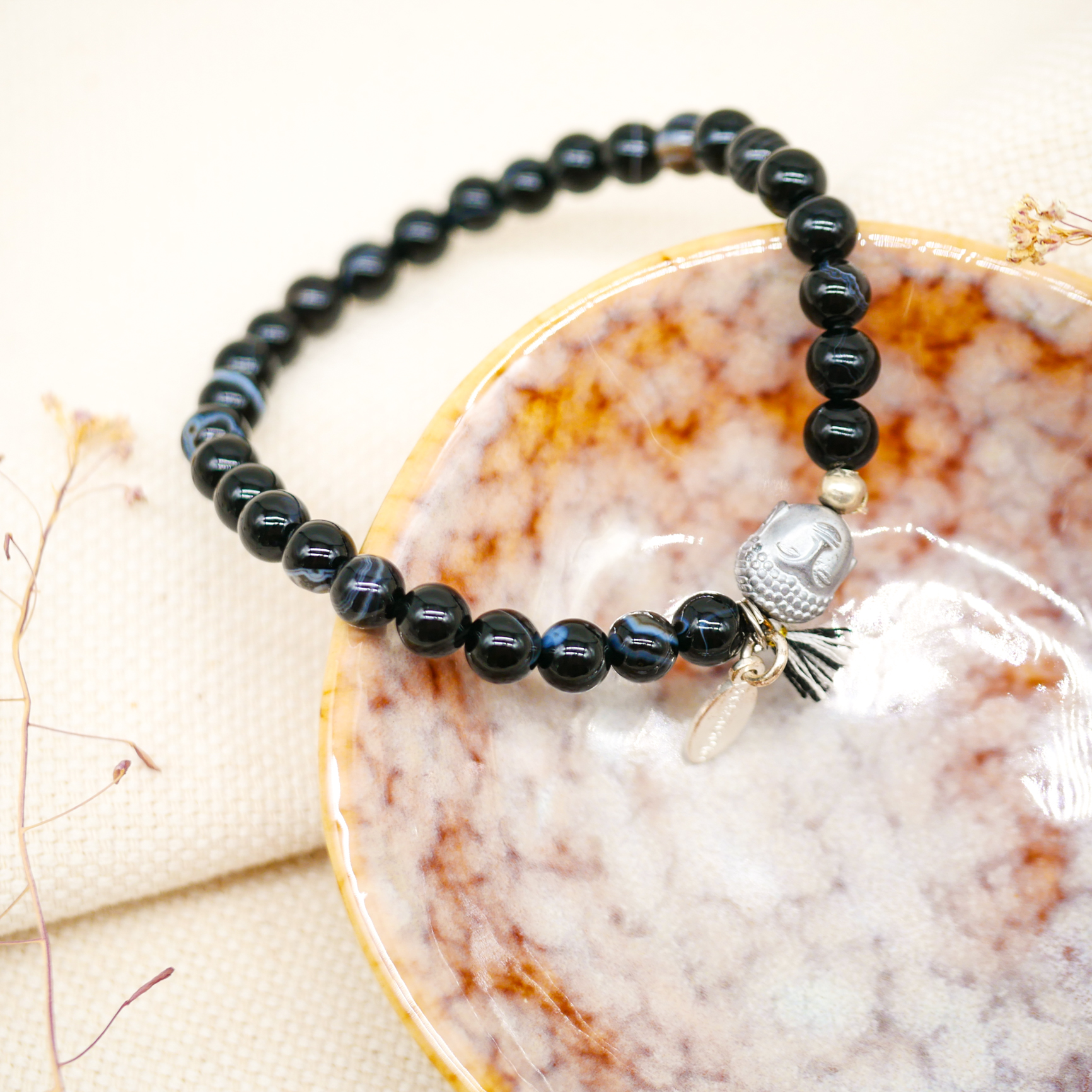 "Buddha" Armband auf Gummi, schwarz-grau gefärberter Achat mit Hämatit Buddha