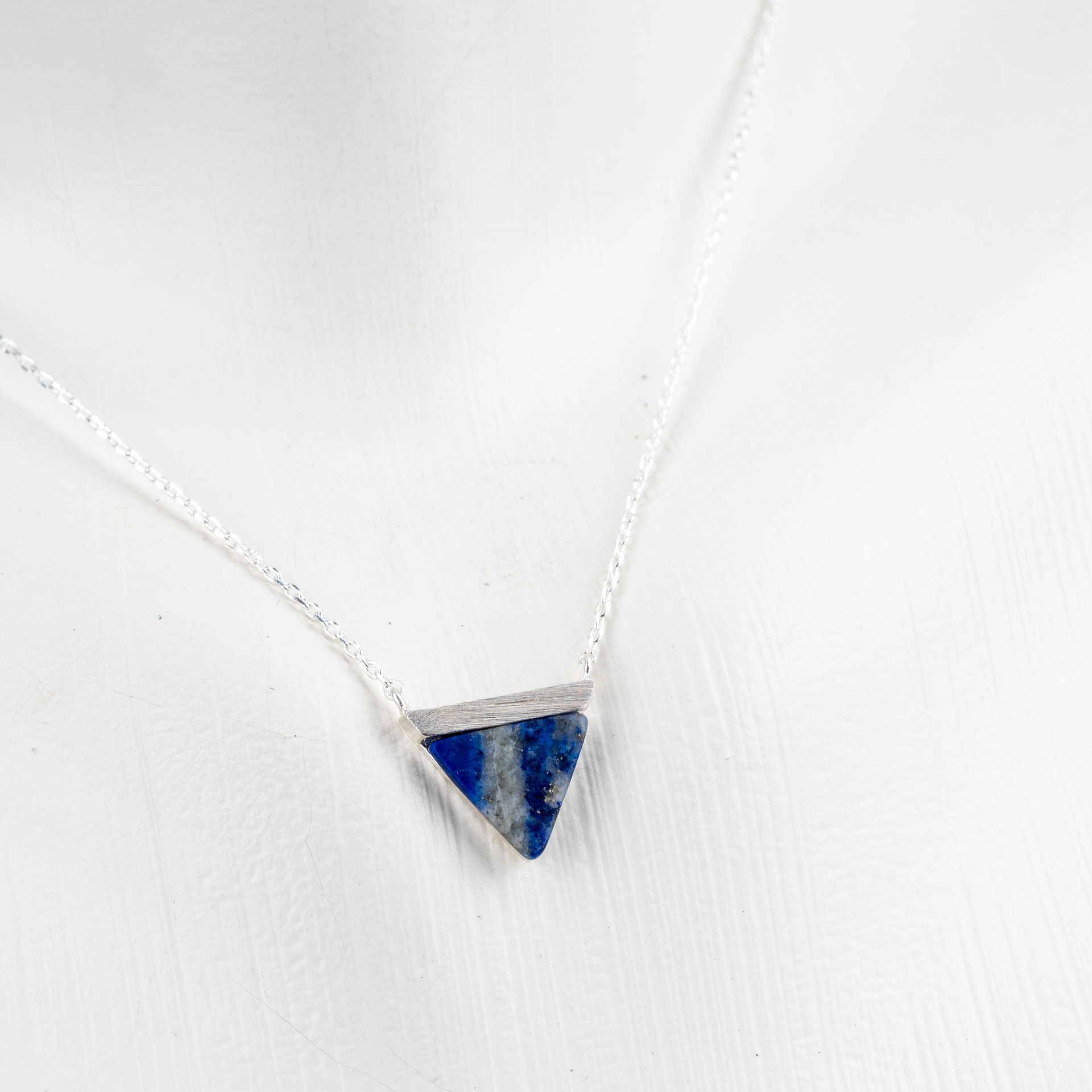 "Fine Filigré" feine kurze Metallkette, Lapis Anhänger Dreieck, versilbert