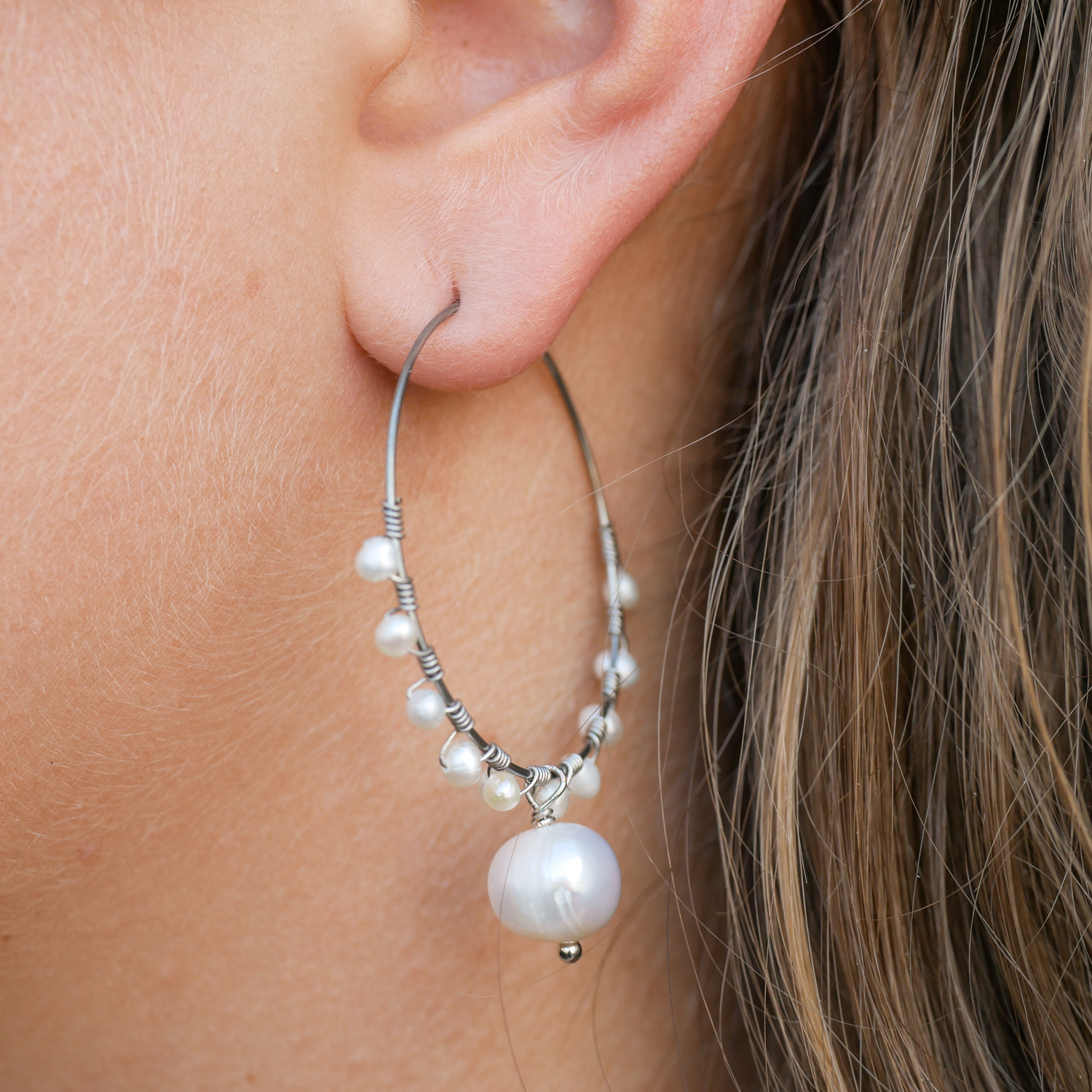 "Freshwater Pearls" Ohrring Creole, große und kleine Süßwasserperlen, versilbert